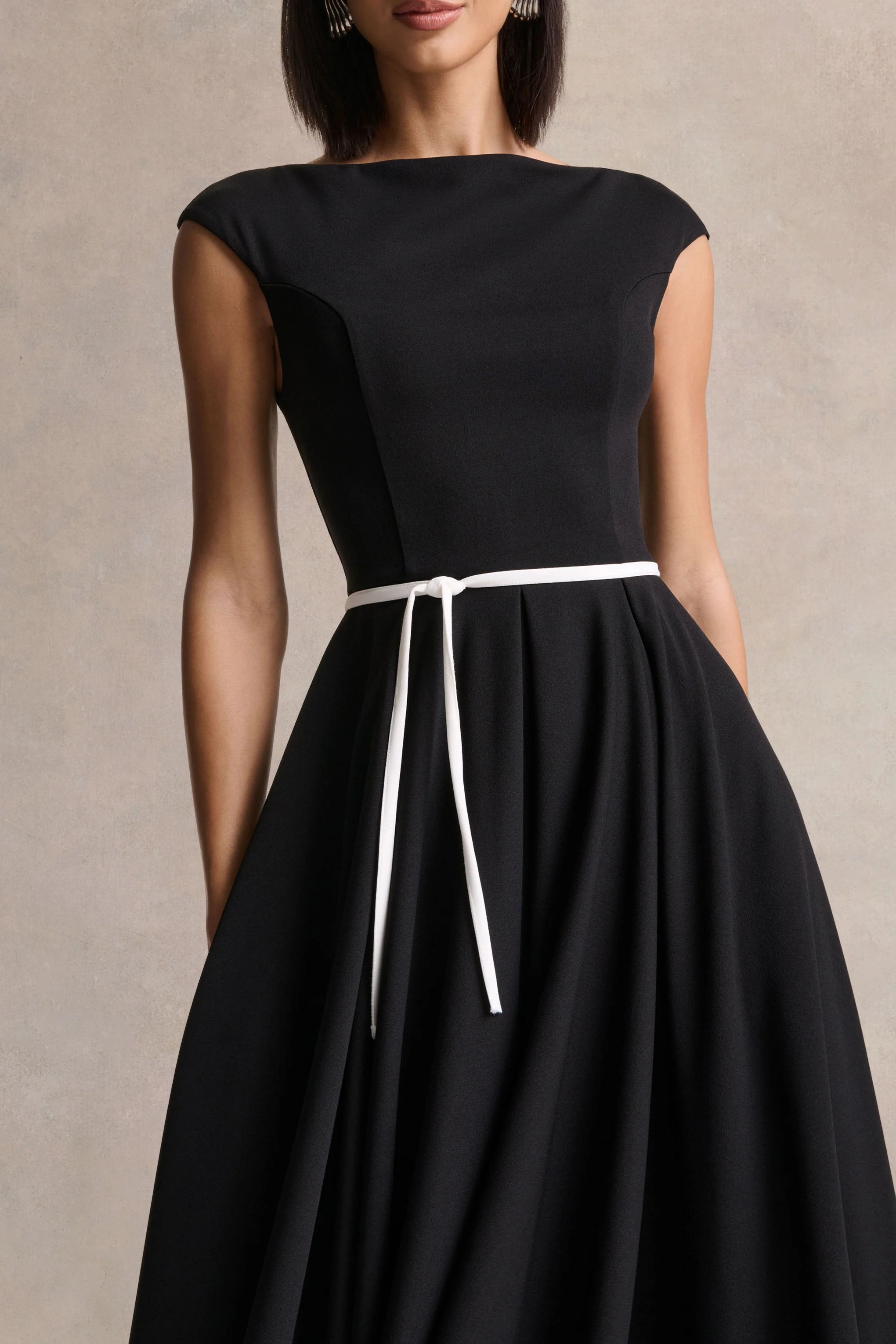 Nataline | Zwarte Ronde Hals Midi Jurk Met Wit Riem Detail - Image 3