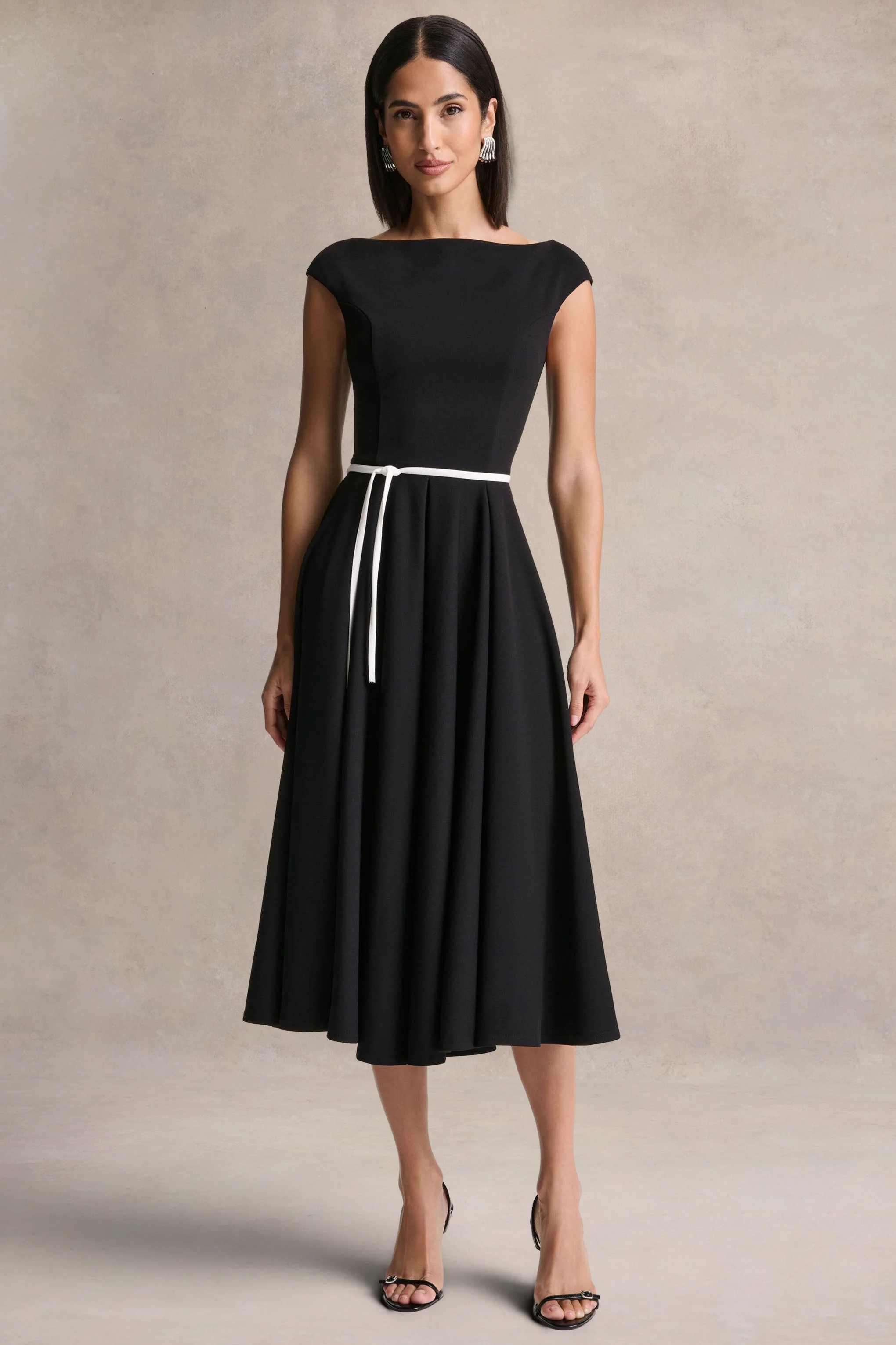 Nataline | Zwarte Ronde Hals Midi Jurk Met Wit Riem Detail - Image 4