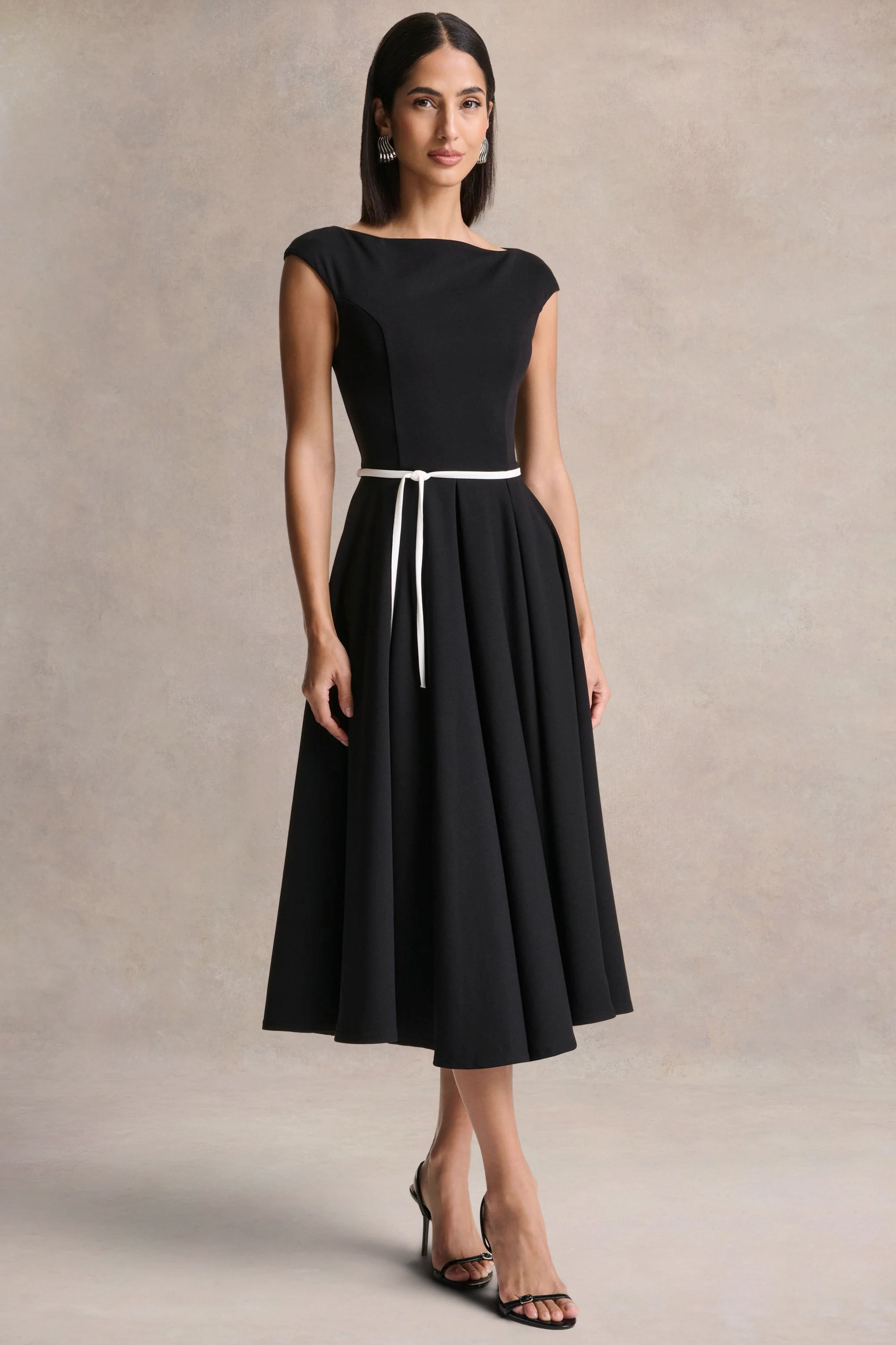 Nataline | Zwarte Ronde Hals Midi Jurk Met Wit Riem Detail - Image 5