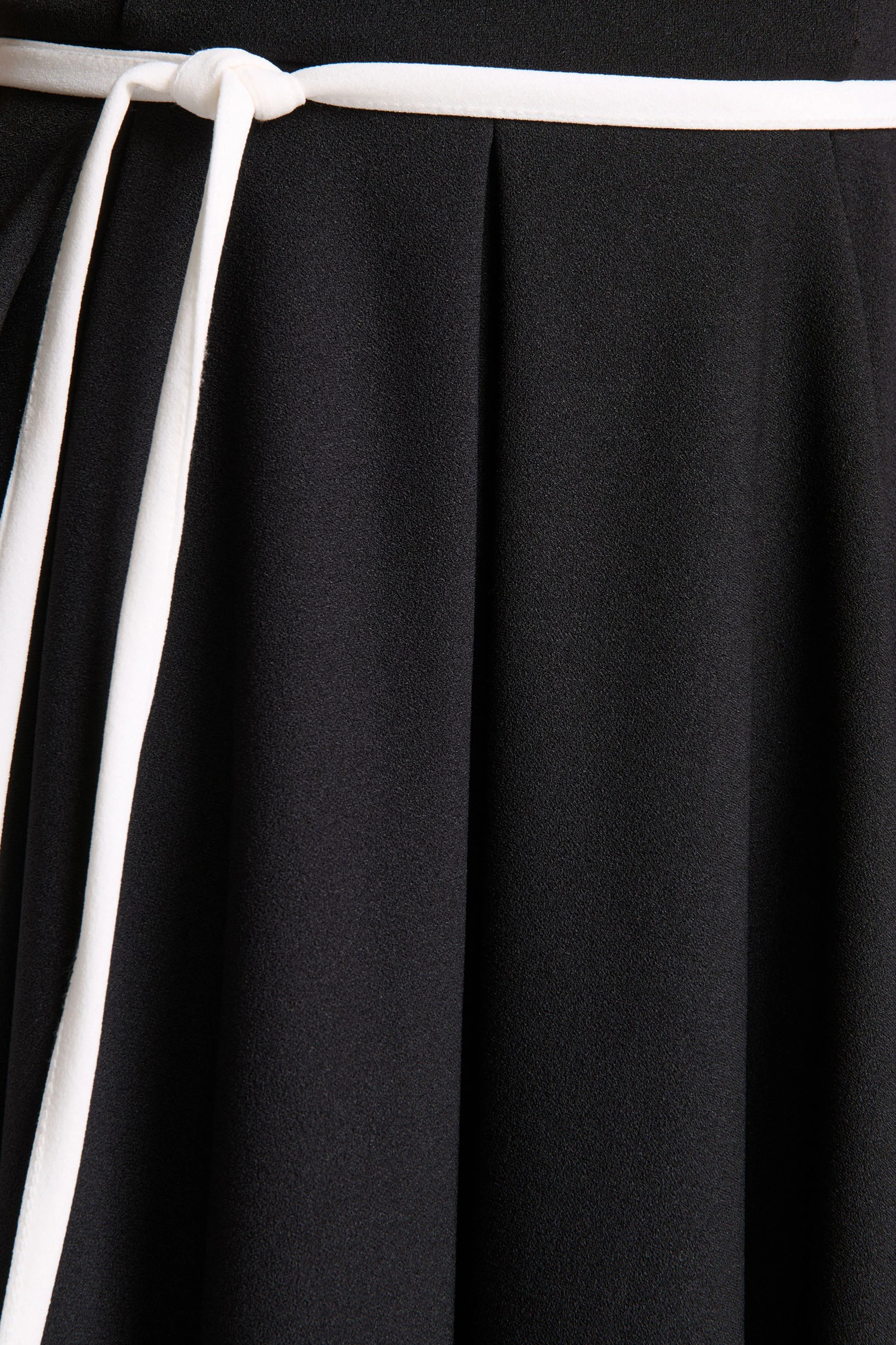Nataline | Zwarte Ronde Hals Midi Jurk Met Wit Riem Detail - Image 6