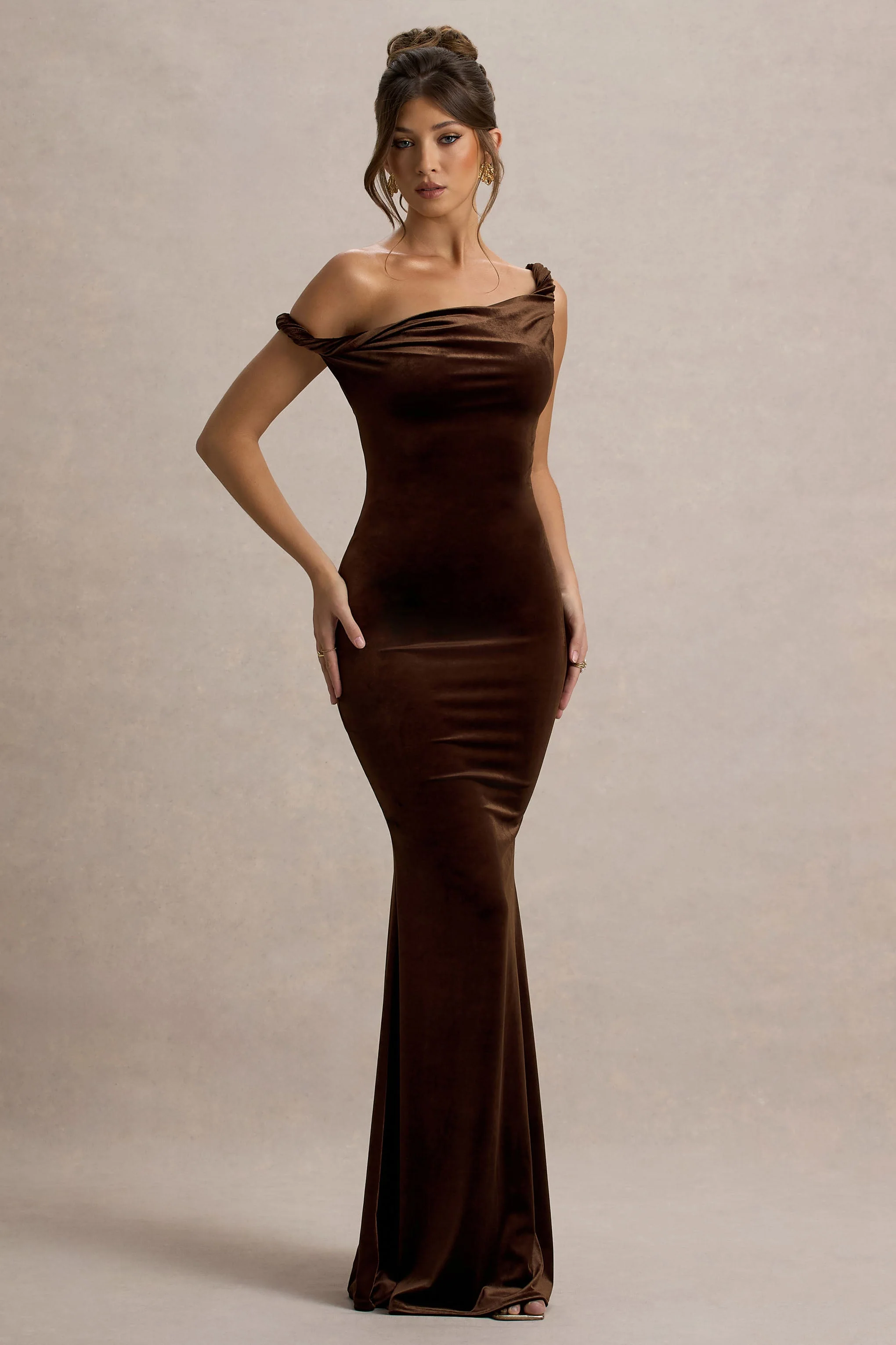 Neeka | Bruine Fluwelen Gedraaide Asymmetrisch Maxi Jurk - Image 4