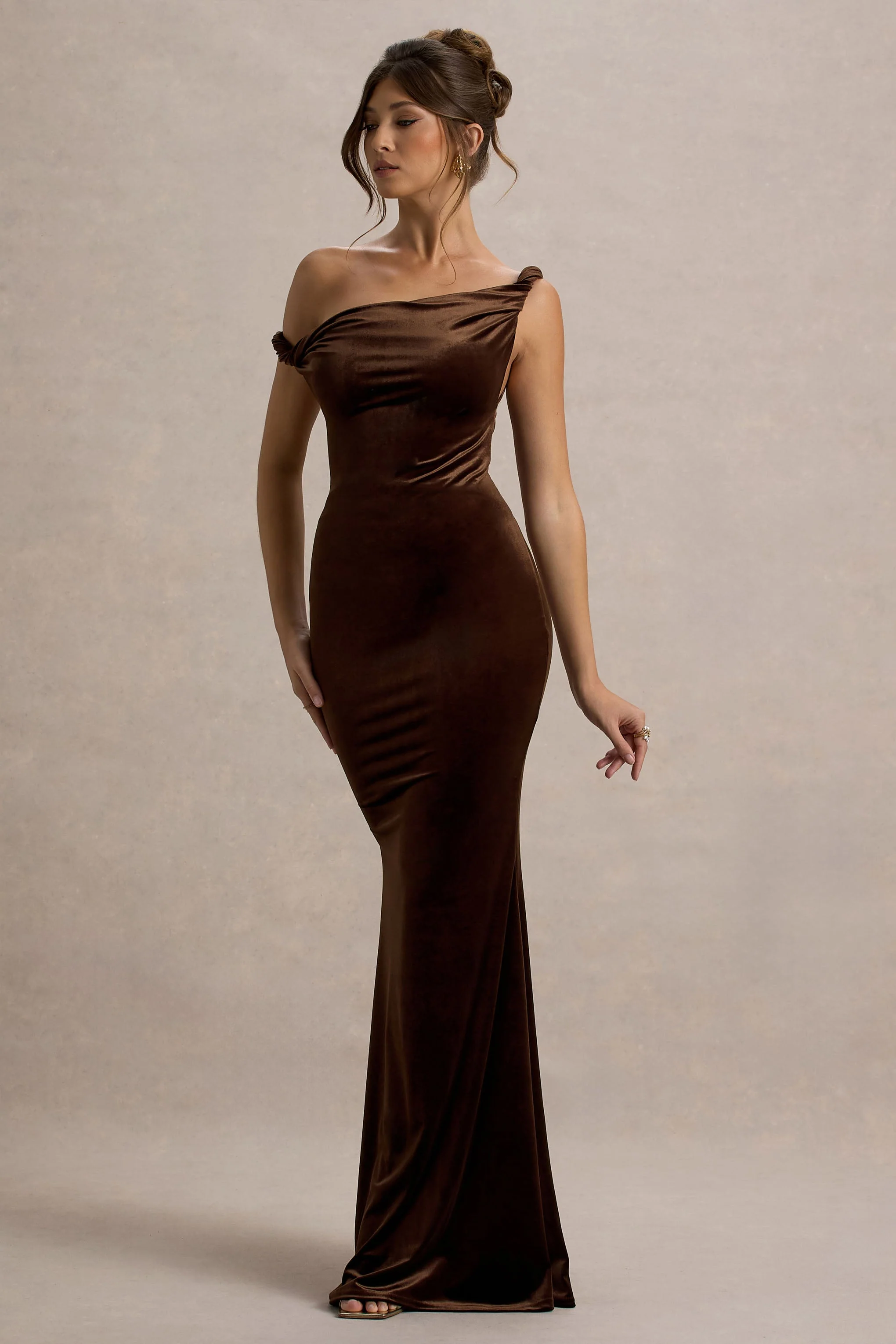 Neeka | Bruine Fluwelen Gedraaide Asymmetrisch Maxi Jurk - Image 5