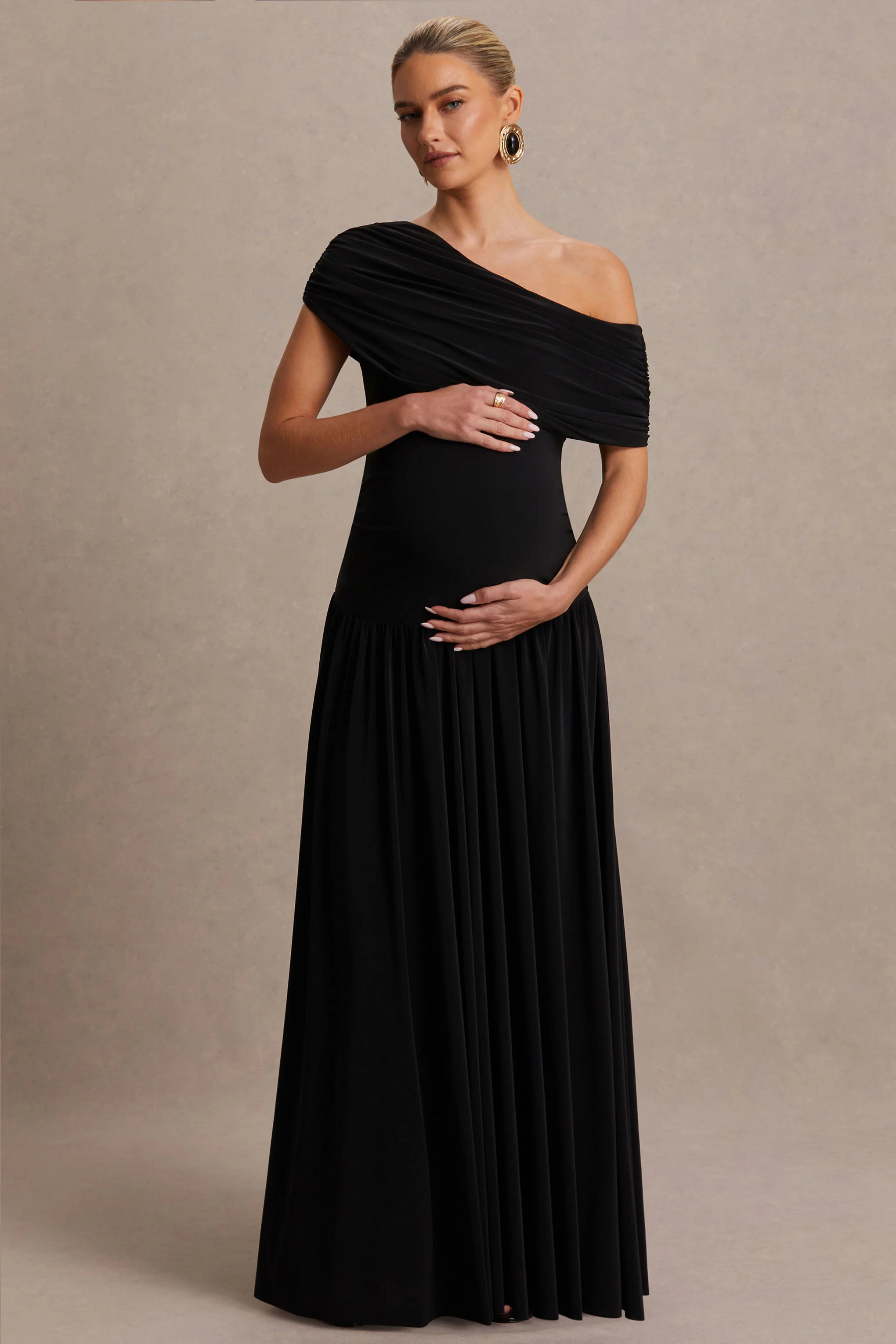 Noah | Zwarte Zwangerschaps Maxi Jurk Met Asymmetrische Hals En VerlaagdeTaille