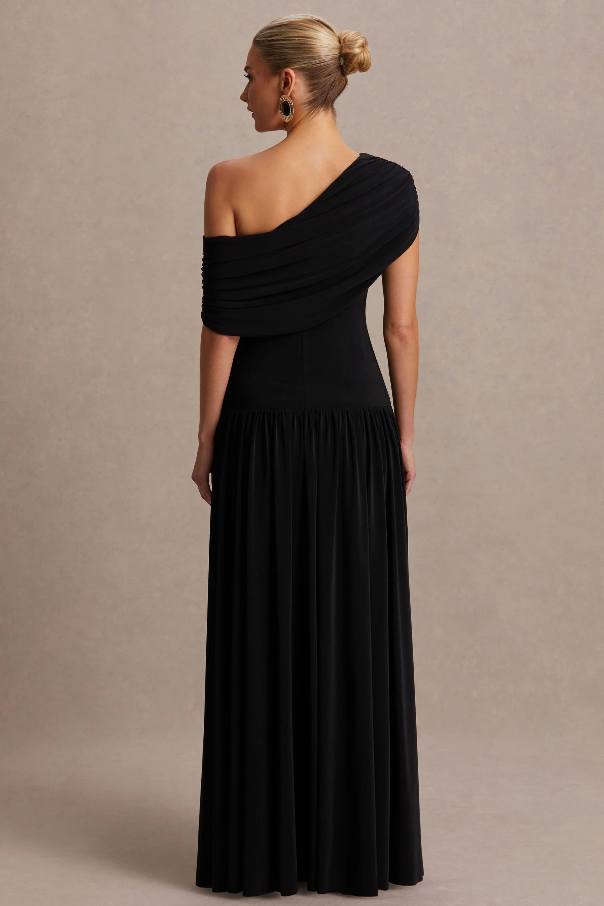 Noah | Zwarte Zwangerschaps Maxi Jurk Met Asymmetrische Hals En VerlaagdeTaille - Image 2
