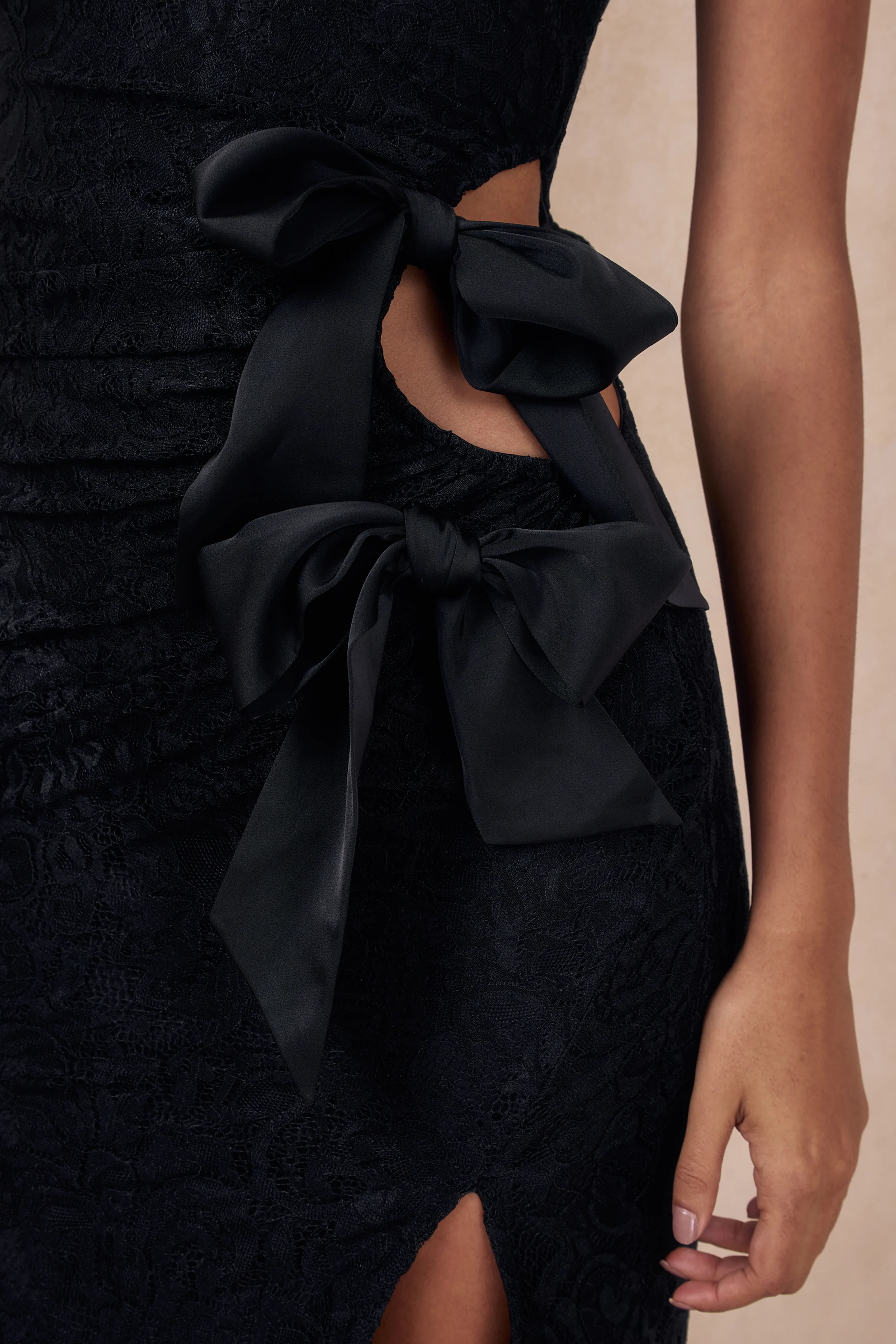 Norna | Zwart Kanten Maxi Jurk Met Cut-Out En Strik Details - Image 6