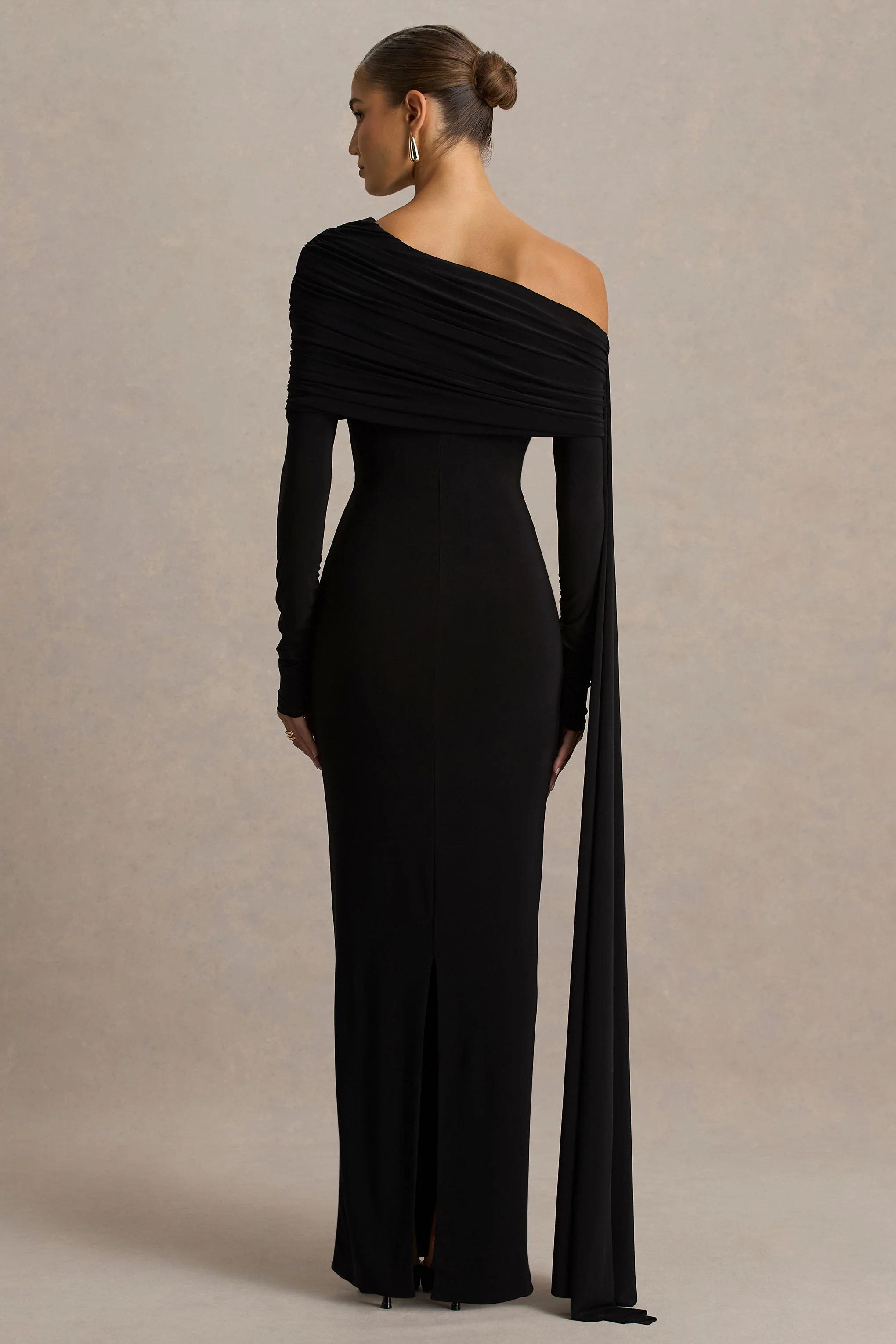 Octavia | Zwarte Bardot Hals Maxi Jurk Met Gerimpeld Details en Cape - Image 2