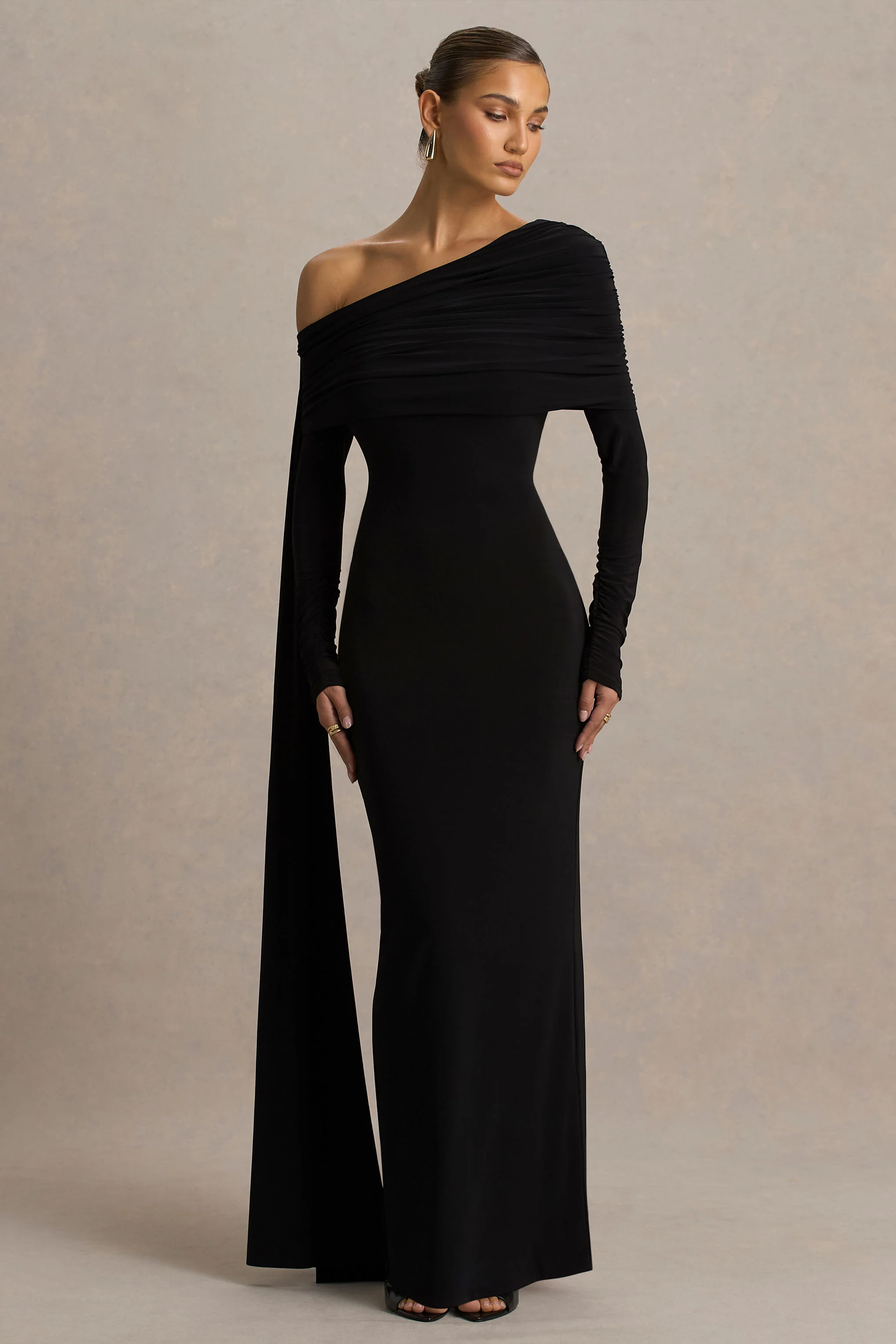 Octavia | Zwarte Bardot Hals Maxi Jurk Met Gerimpeld Details en Cape - Image 4