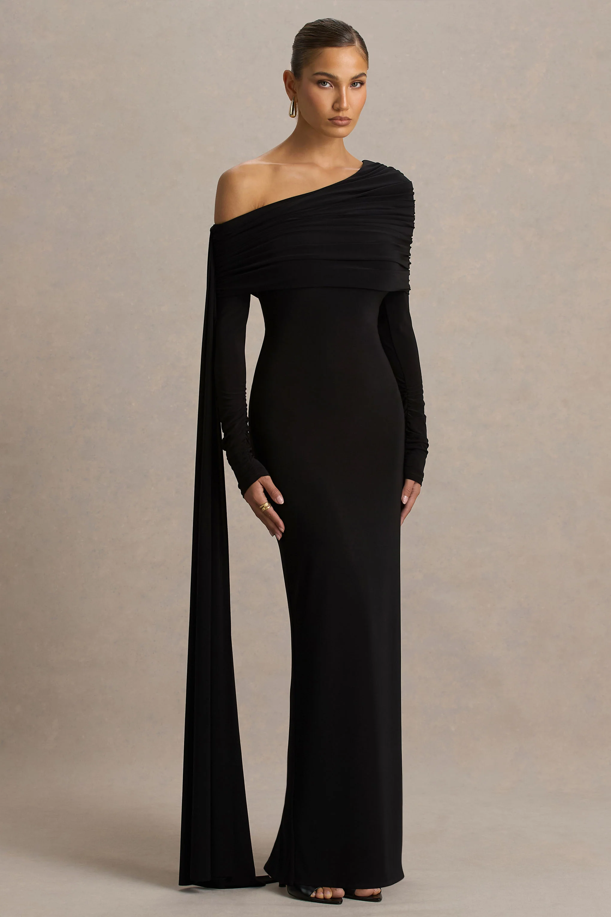 Octavia | Zwarte Bardot Hals Maxi Jurk Met Gerimpeld Details en Cape - Image 5