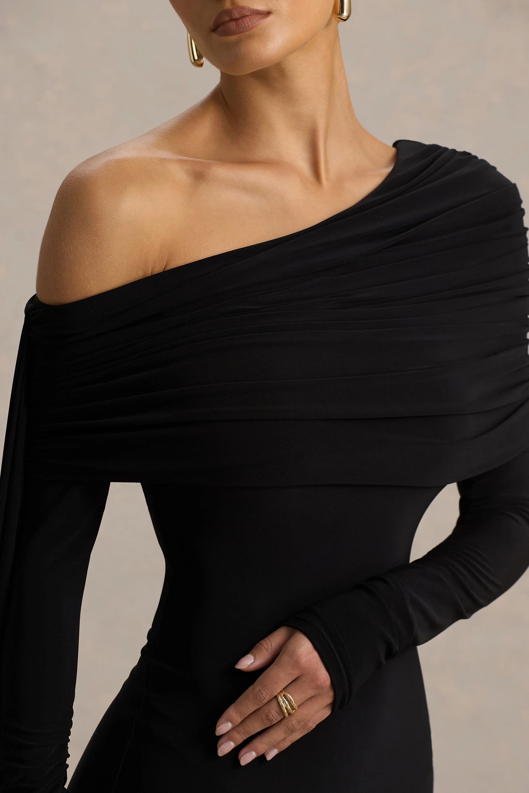 Octavia | Zwarte Bardot Hals Maxi Jurk Met Gerimpeld Details en Cape - Image 6