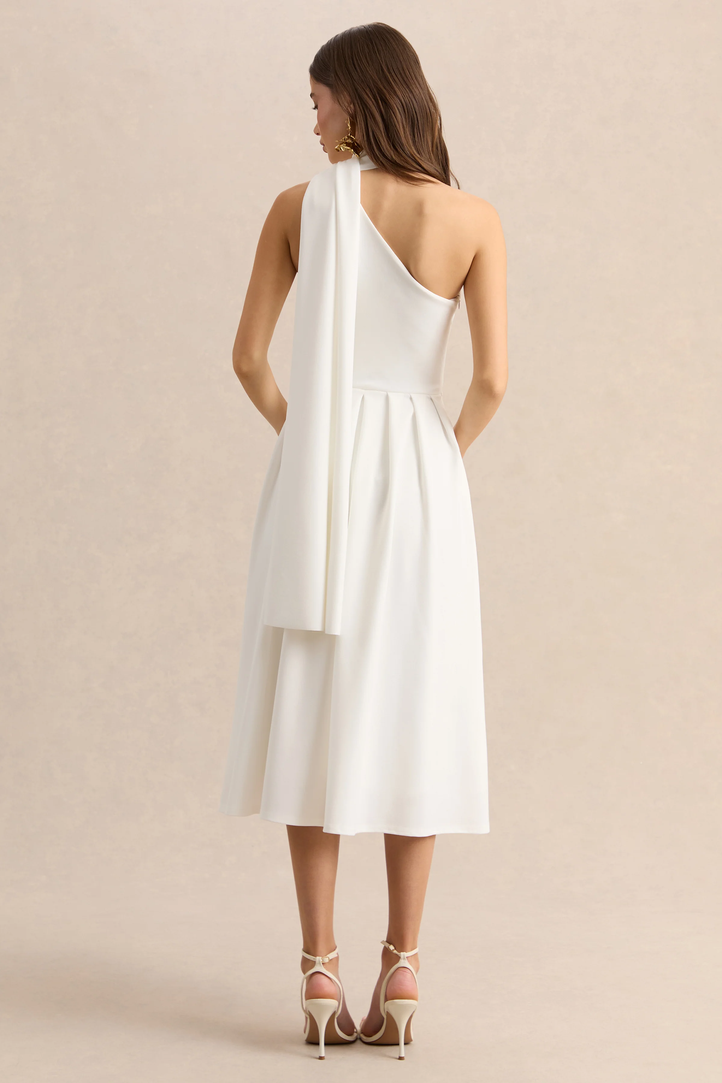 Odette | Witte Asymmetrische Hals Midi Jurk Met Sjaal - Image 2