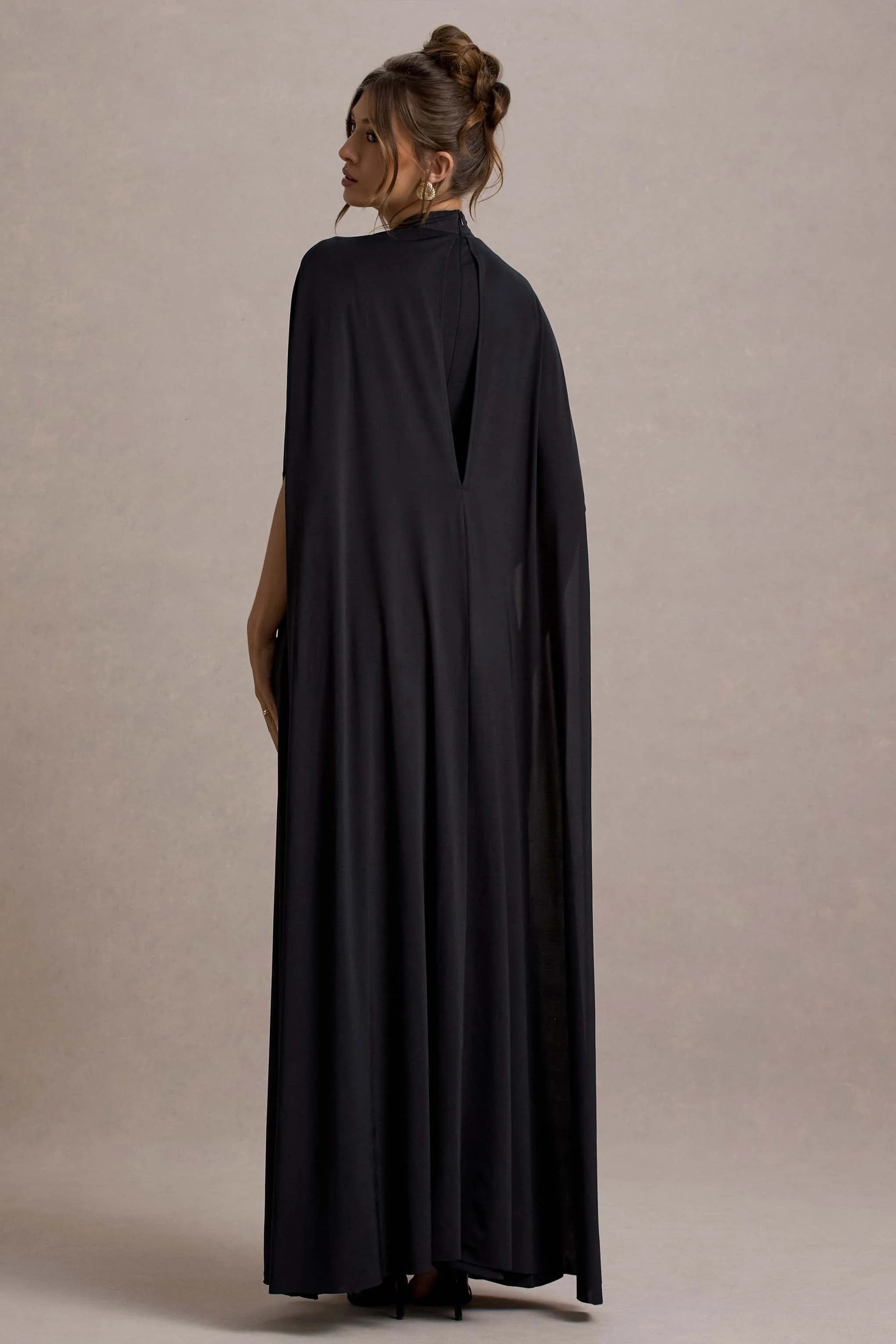 Olessia | Zwarte Gerimpeld Maxi Jurk Met Cape Mouwen En Riem - Image 2
