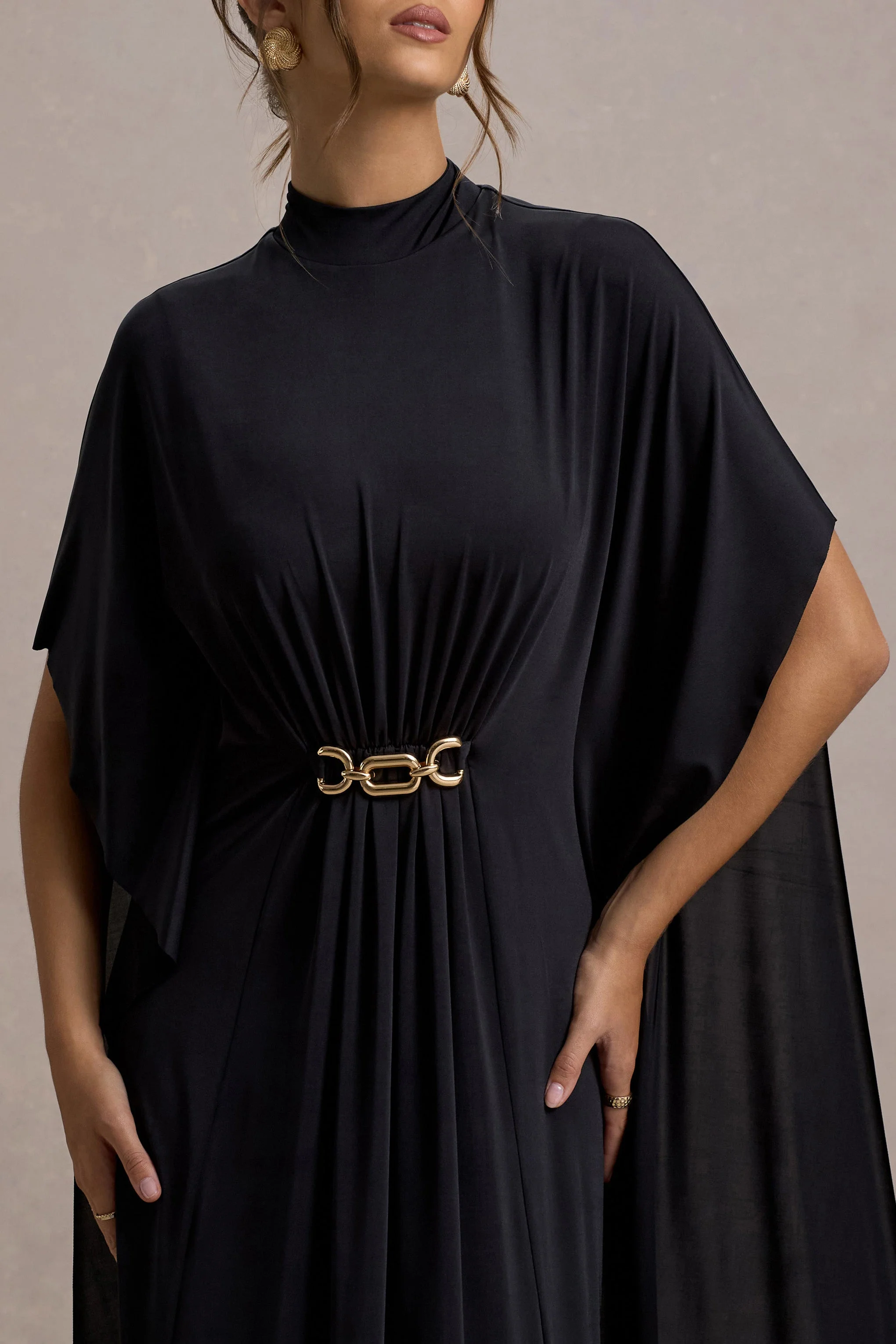 Olessia | Zwarte Gerimpeld Maxi Jurk Met Cape Mouwen En Riem - Image 3