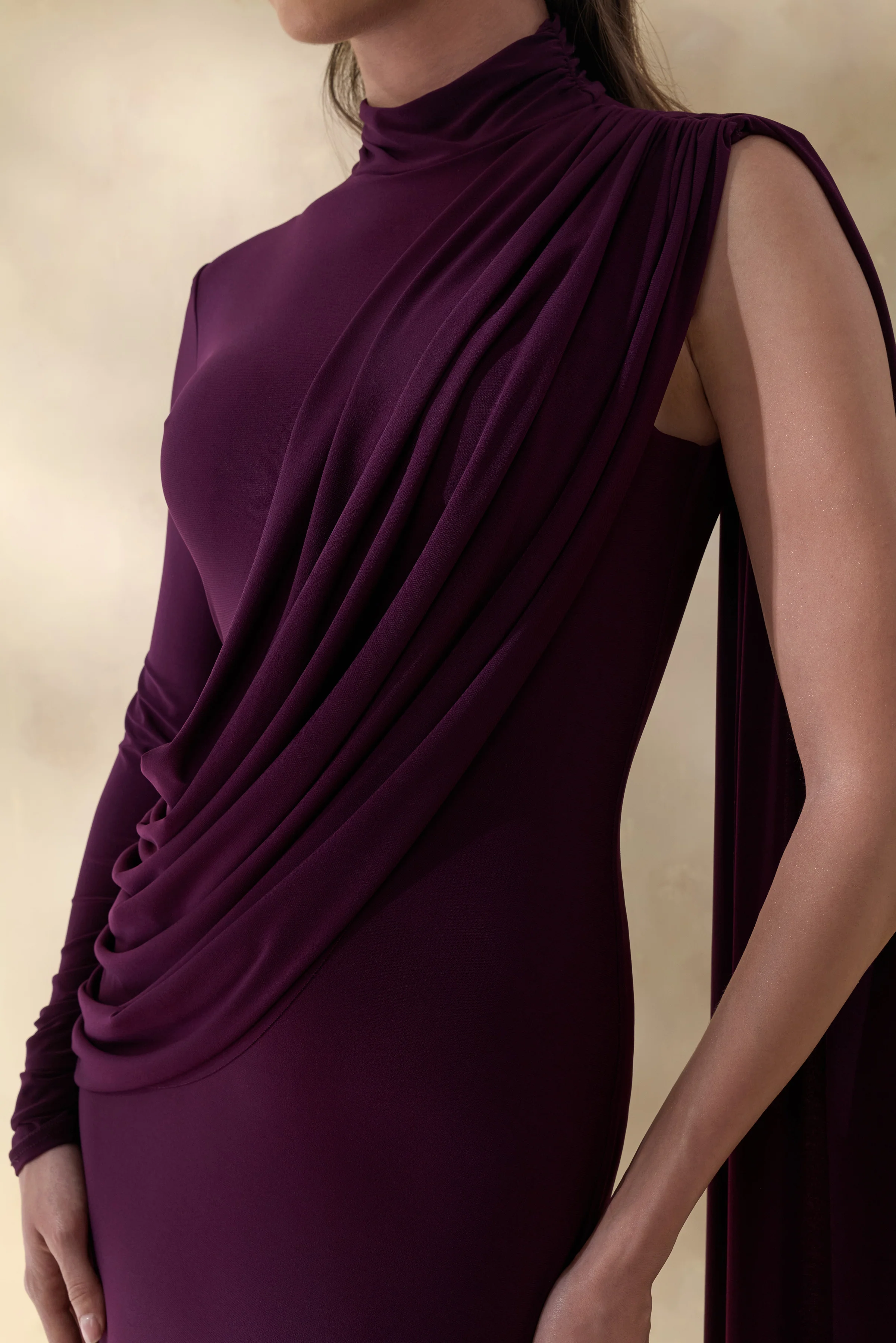 Oliria | Donker Pruim Hoge Hals Maxi Jurk Met Eén Lange Mouw En Ceintuur Detail - Image 3