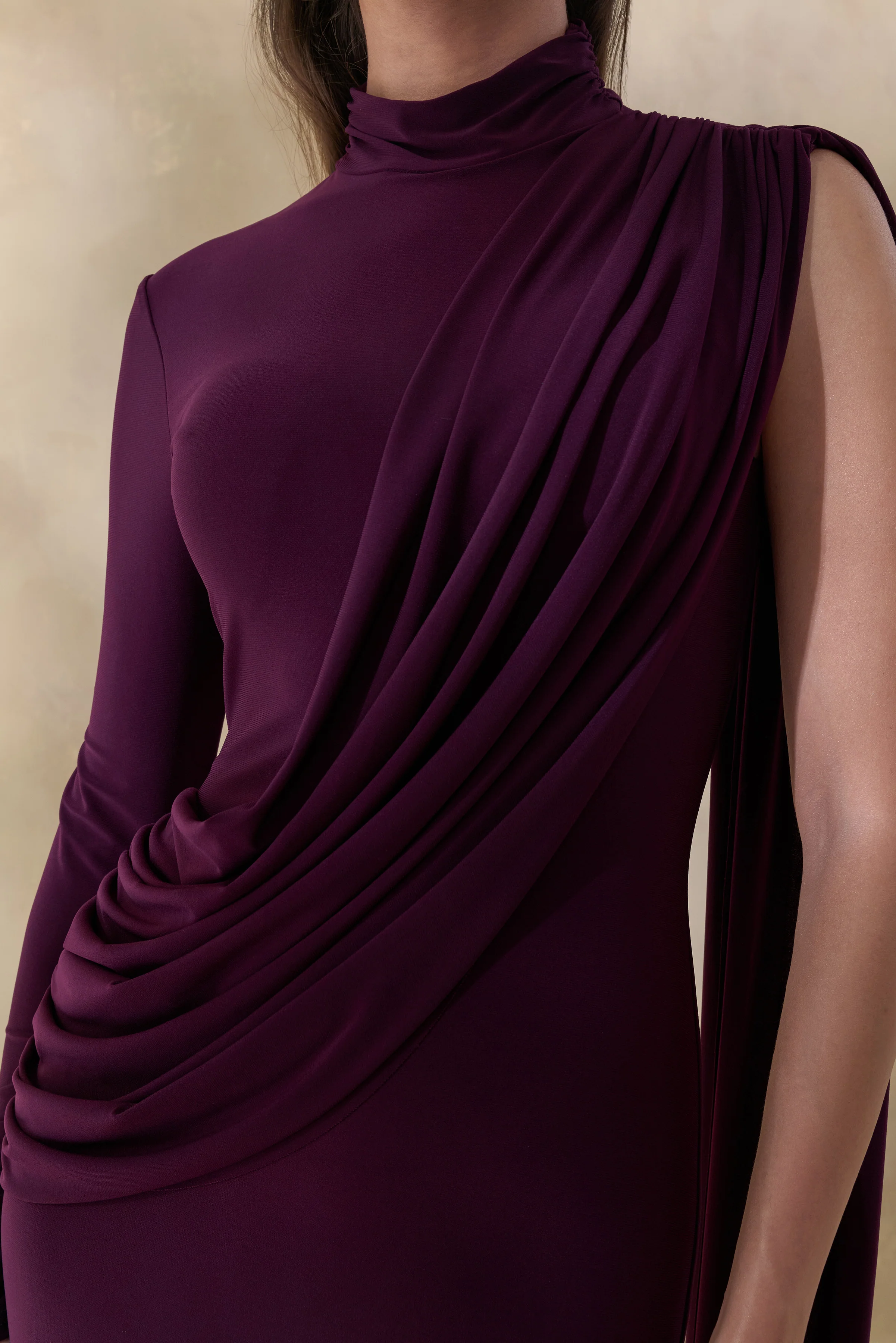 Oliria | Donker Pruim Hoge Hals Maxi Jurk Met Eén Lange Mouw En Ceintuur Detail - Image 6