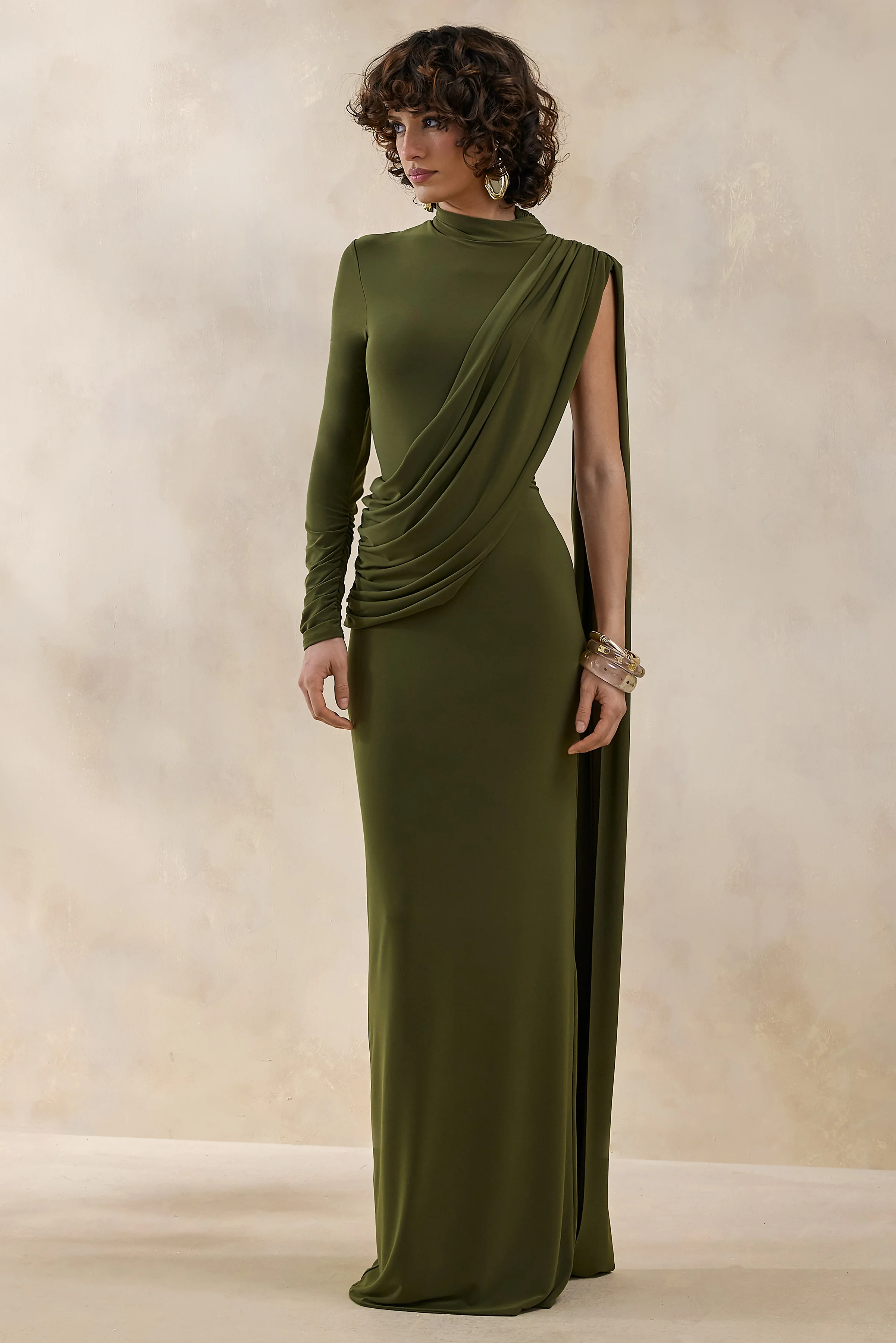 Oliria | Olijfgroene Hoge Hals Maxi Jurk Met Eén Lange Mouw En Ceintuur Detail