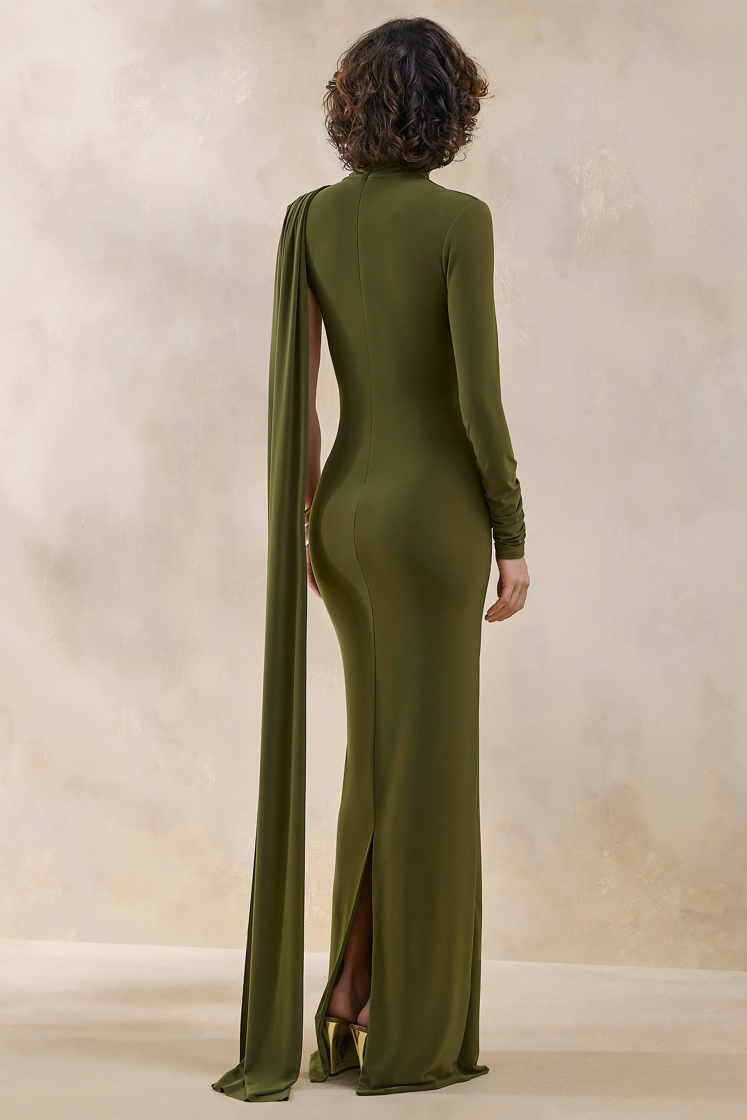 Oliria | Olijfgroene Hoge Hals Maxi Jurk Met Eén Lange Mouw En Ceintuur Detail - Image 2
