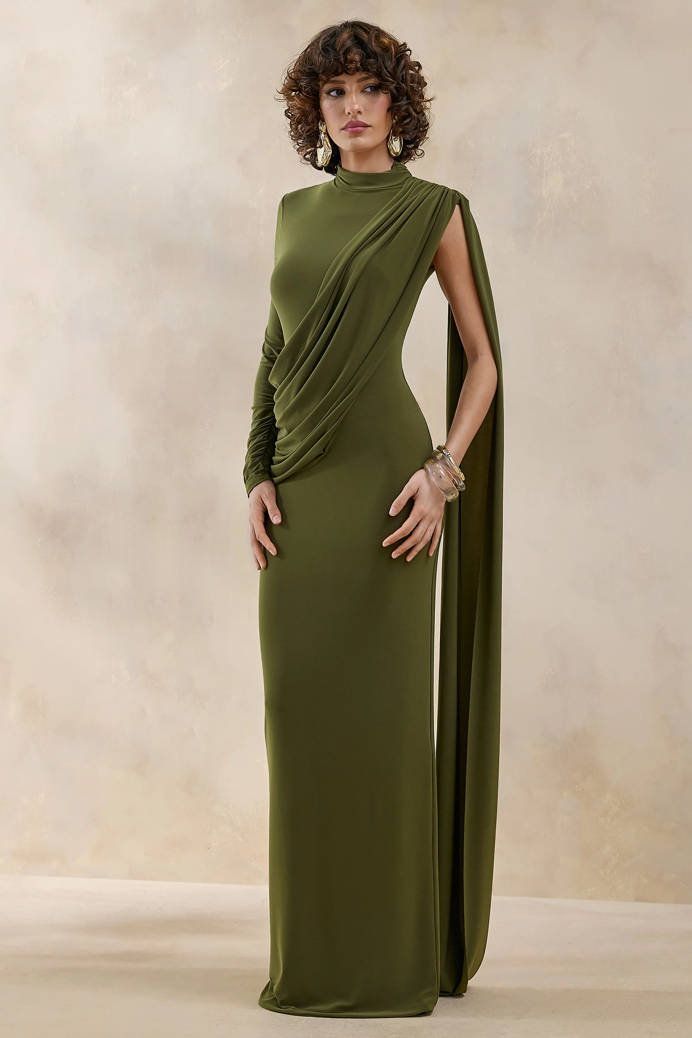 Oliria | Olijfgroene Hoge Hals Maxi Jurk Met Eén Lange Mouw En Ceintuur Detail - Image 4