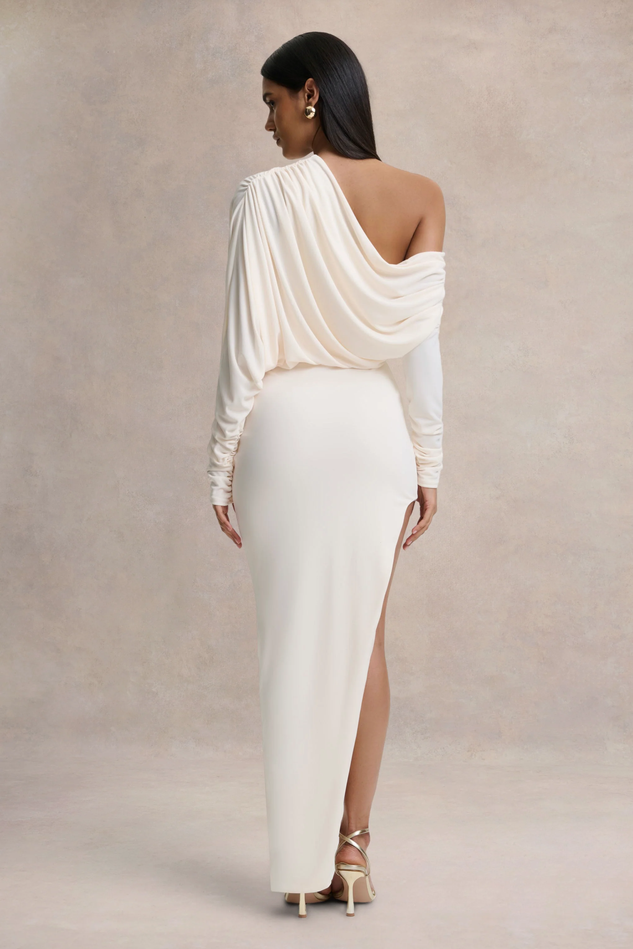 Olivia | Crème Asymmetrische Hals Maxi Jurk Met Gerimpeld Details En Hoge Voorsplit - Image 2