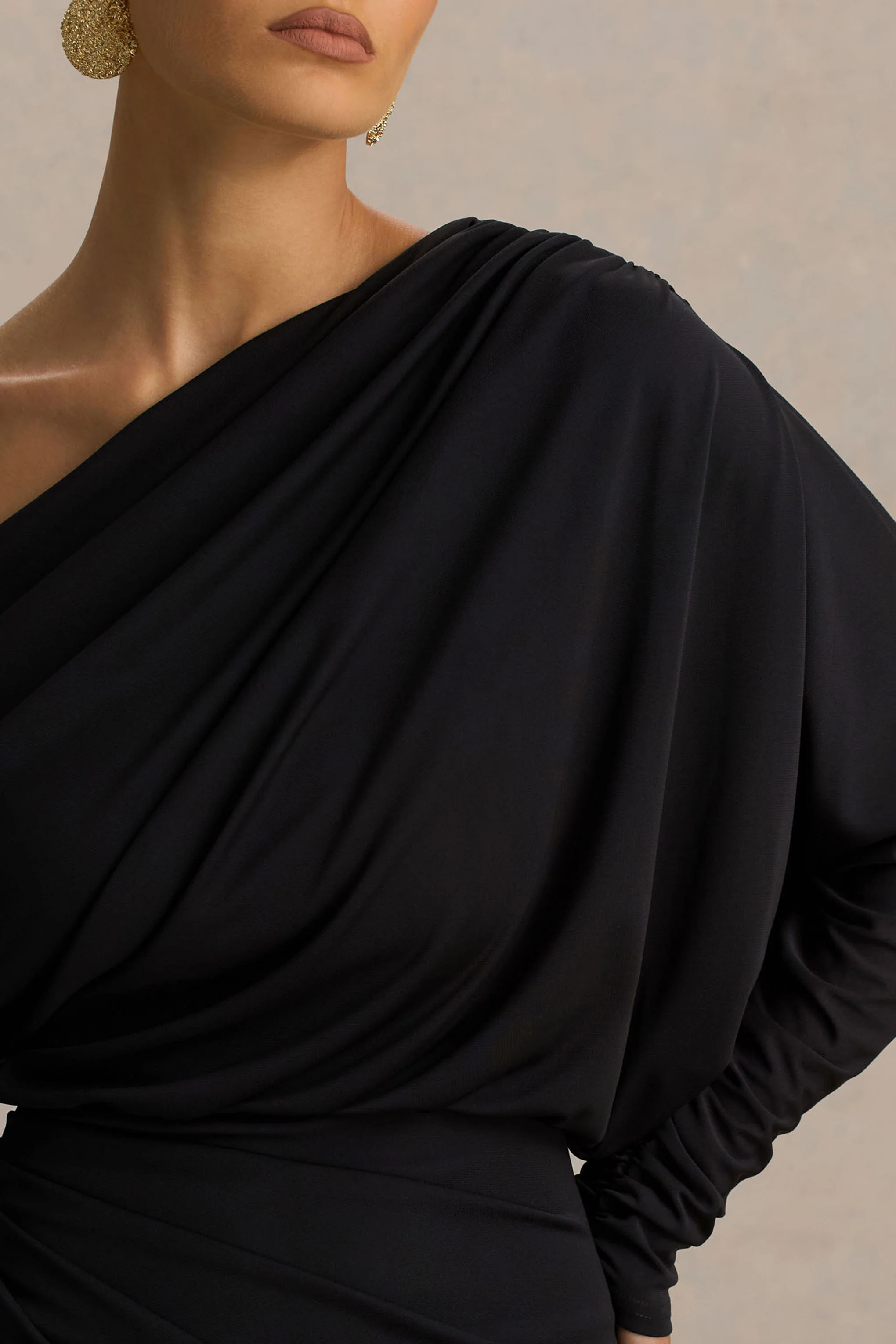Olivia | Zwarte Asymmetrische Hals Maxi Jurk Met Gerimpeld Details En Hoge Voorsplit - Image 4