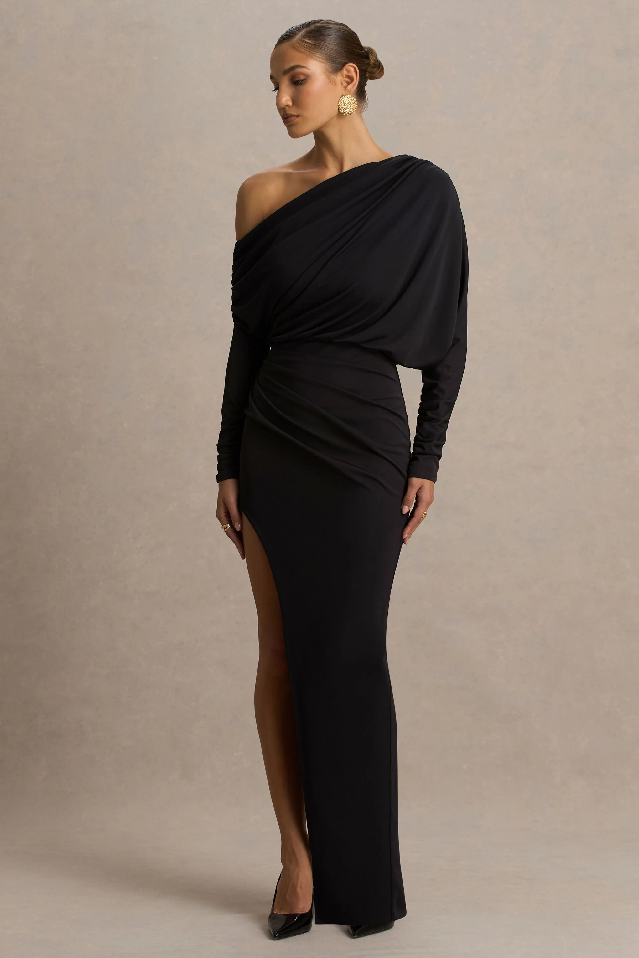 Olivia | Zwarte Asymmetrische Hals Maxi Jurk Met Gerimpeld Details En Hoge Voorsplit - Image 5