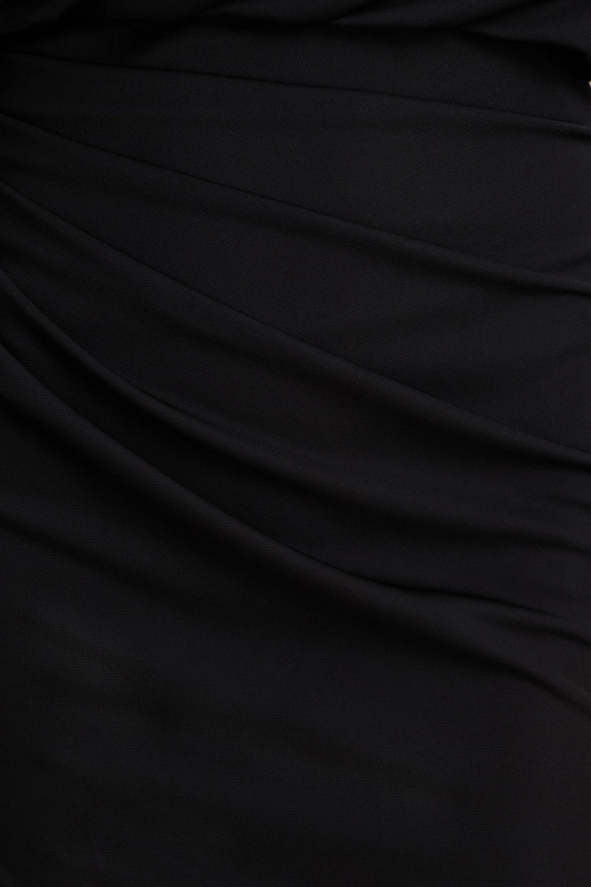Olivia | Zwarte Asymmetrische Hals Maxi Jurk Met Gerimpeld Details En Hoge Voorsplit - Image 6