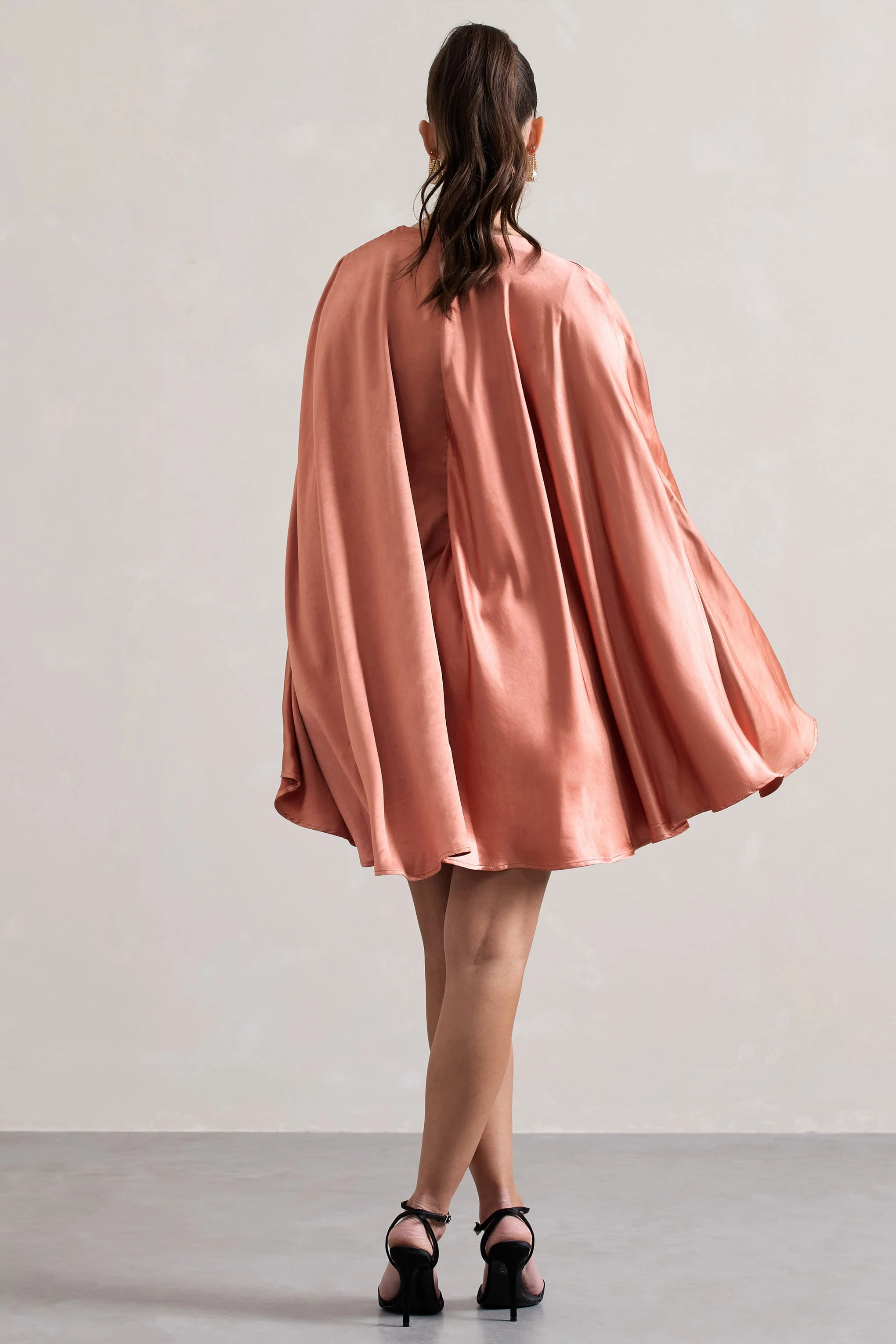 Olsen | Koraal Satijnen Diepe V-Hals Cape Mini Jurk - Image 2