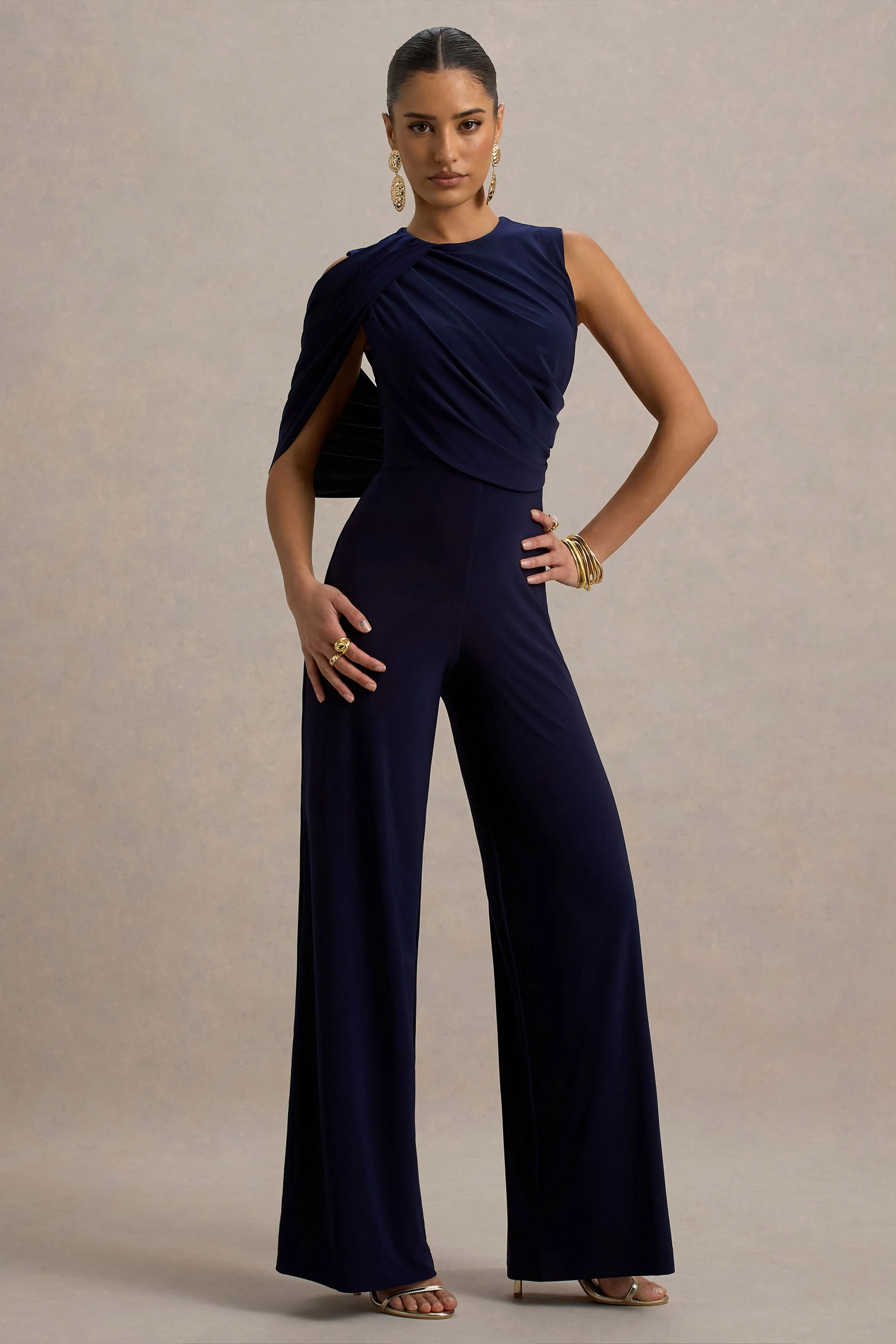 Opulence | Marineblauwe Jumpsuit Met Cape Mouw En Dreperende Details - Image 5