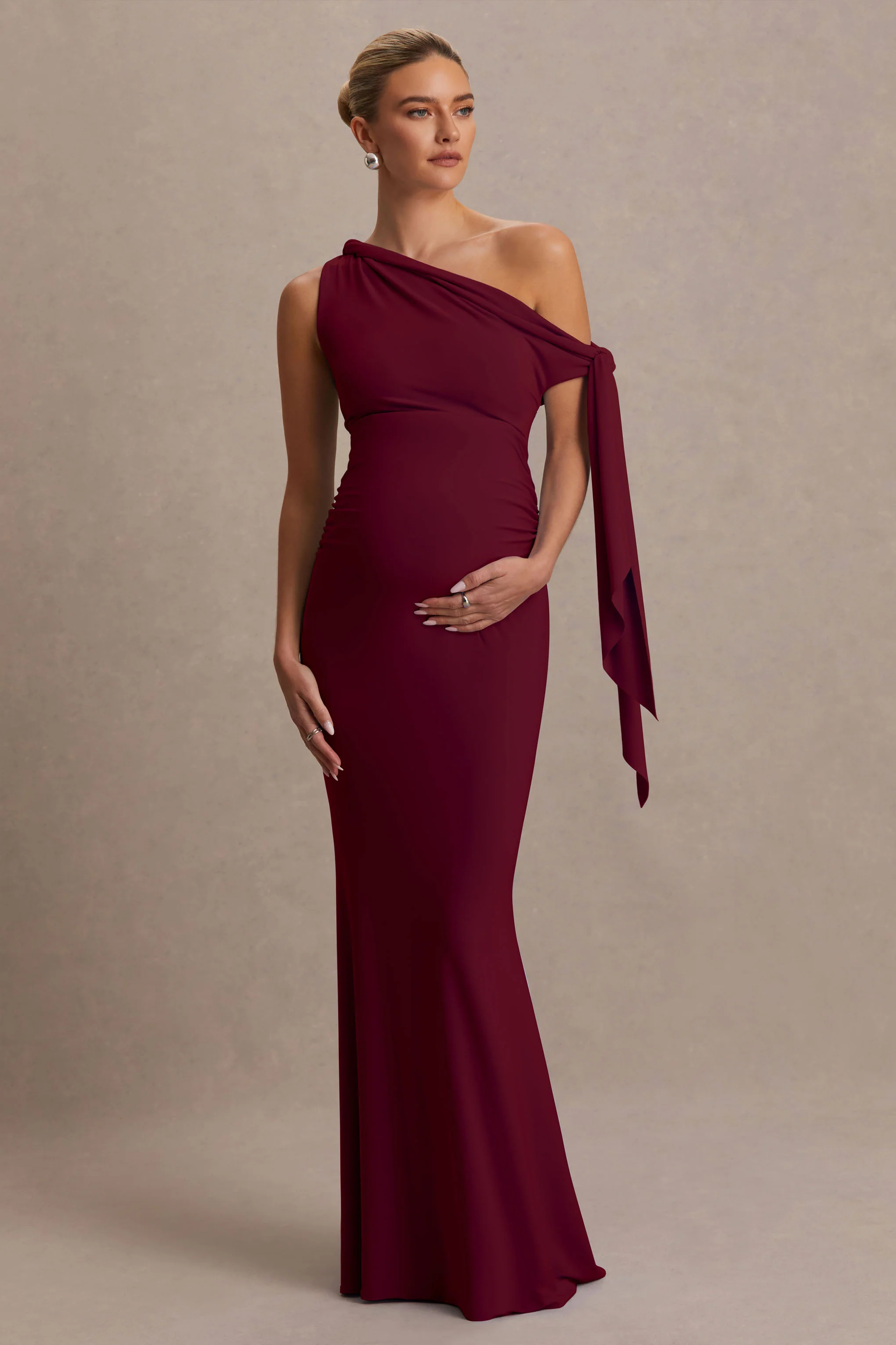 Orielle | Bordeaux Asymmetrische Hals Zwangerschaps Maxi Jurk Met Geknoopte Mouw En Ceintuur