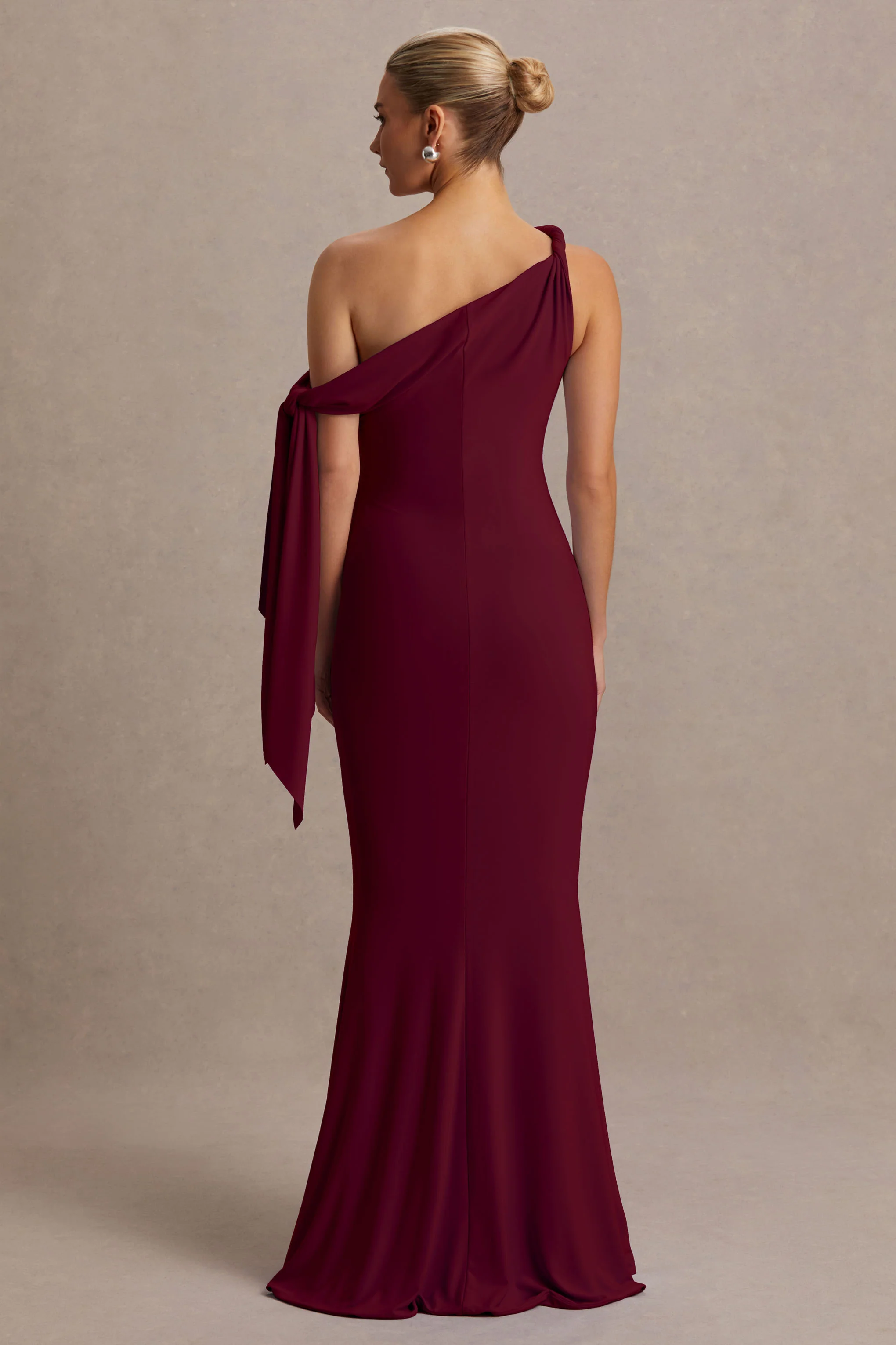 Orielle | Bordeaux Asymmetrische Hals Zwangerschaps Maxi Jurk Met Geknoopte Mouw En Ceintuur - Image 2
