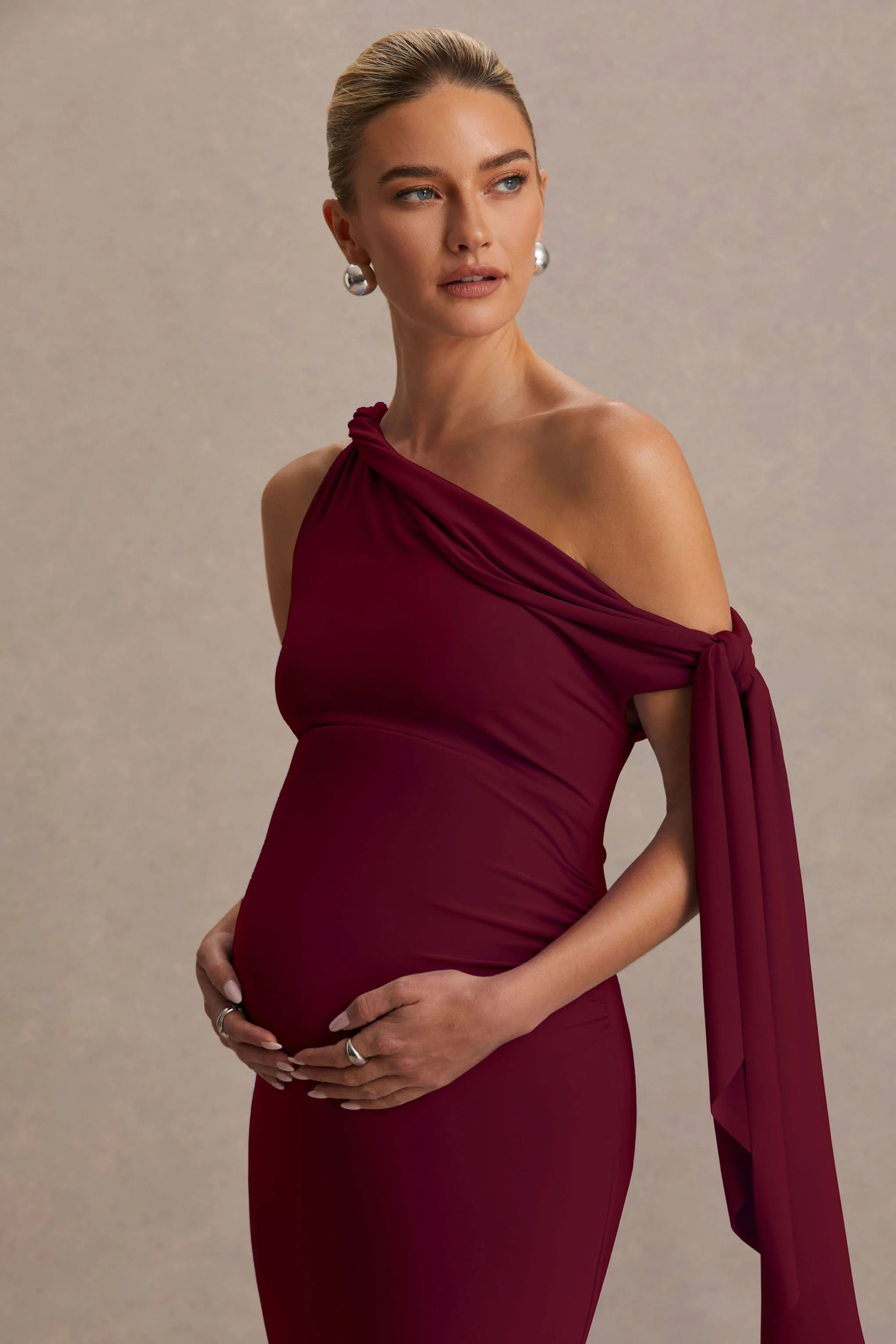 Orielle | Bordeaux Asymmetrische Hals Zwangerschaps Maxi Jurk Met Geknoopte Mouw En Ceintuur - Image 3