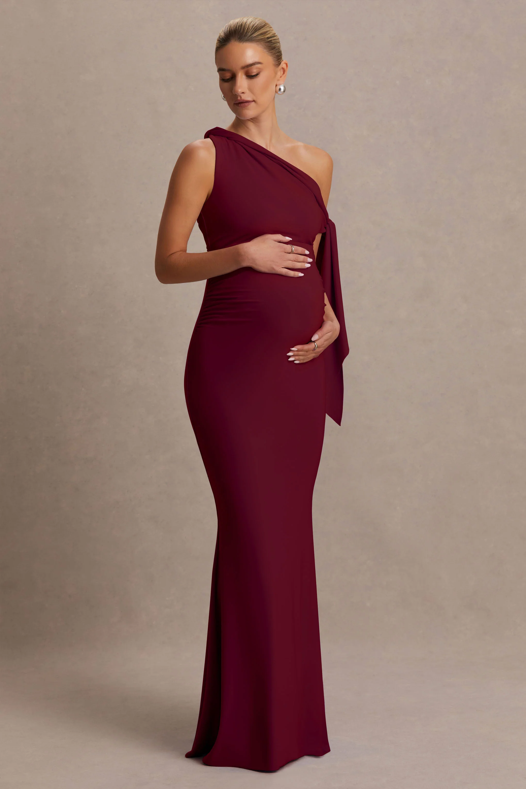 Orielle | Bordeaux Asymmetrische Hals Zwangerschaps Maxi Jurk Met Geknoopte Mouw En Ceintuur - Image 4