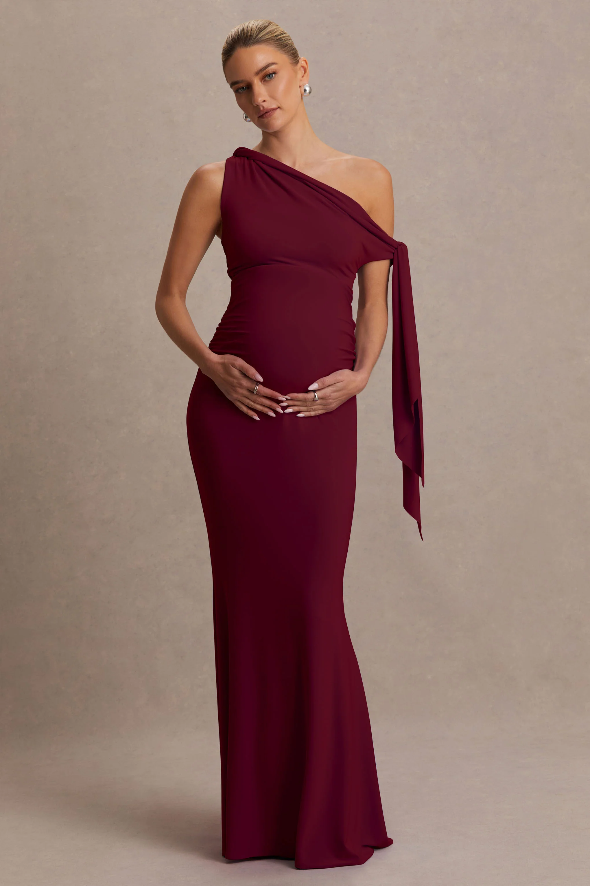 Orielle | Bordeaux Asymmetrische Hals Zwangerschaps Maxi Jurk Met Geknoopte Mouw En Ceintuur - Image 5