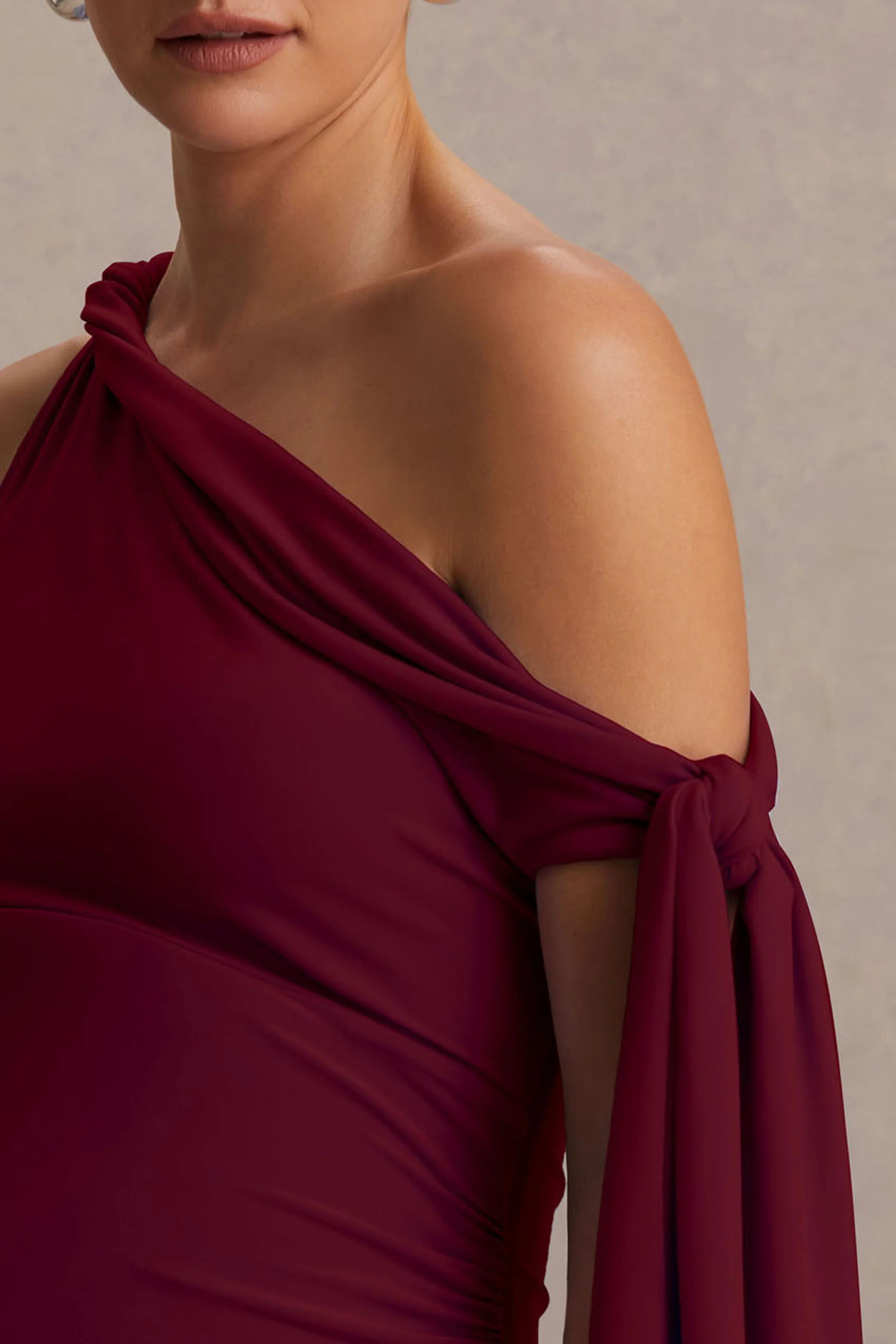 Orielle | Bordeaux Asymmetrische Hals Zwangerschaps Maxi Jurk Met Geknoopte Mouw En Ceintuur - Image 6