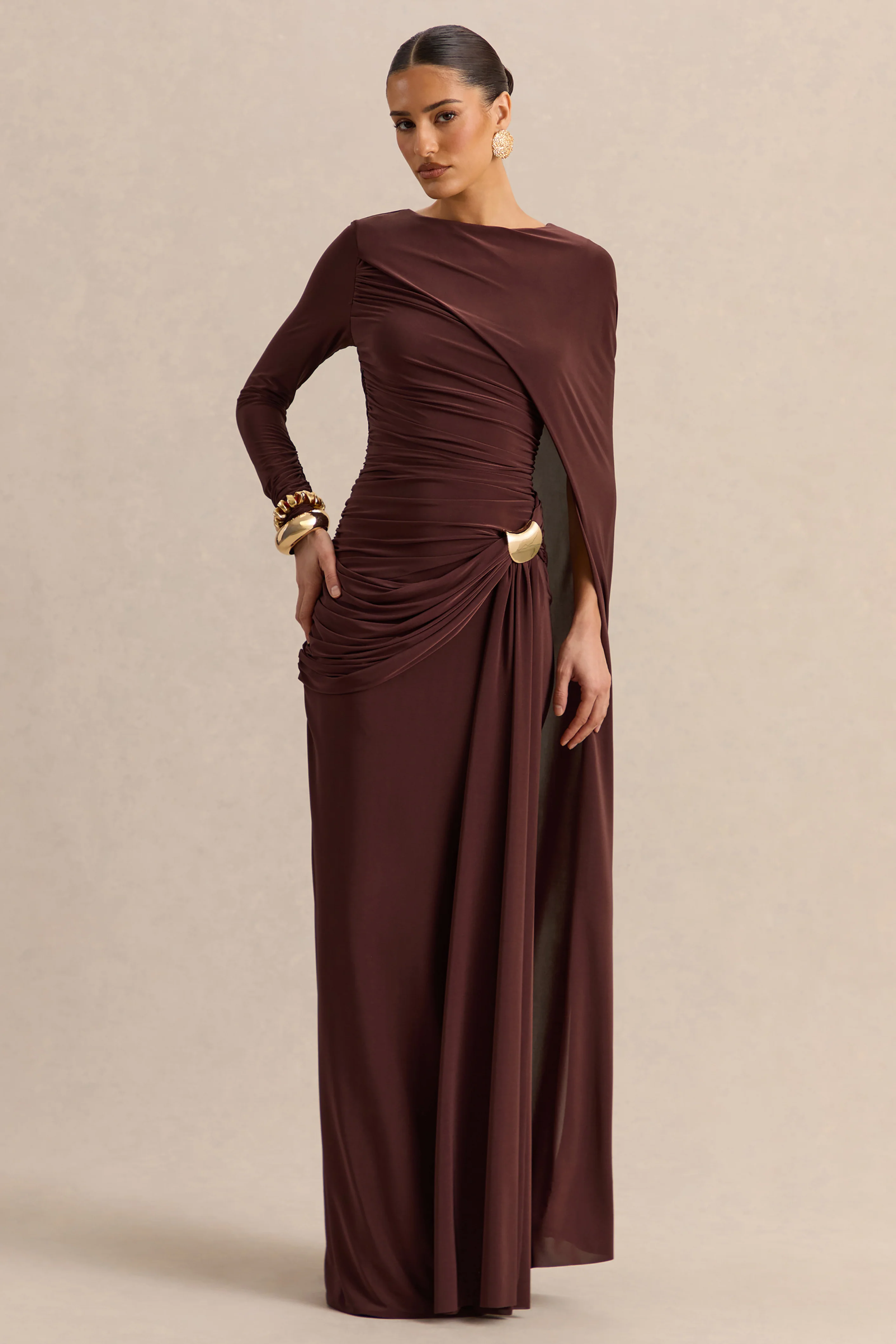 Orintha | Bruine Boot Hals Maxi Jurk Met Cape En Goud Detail