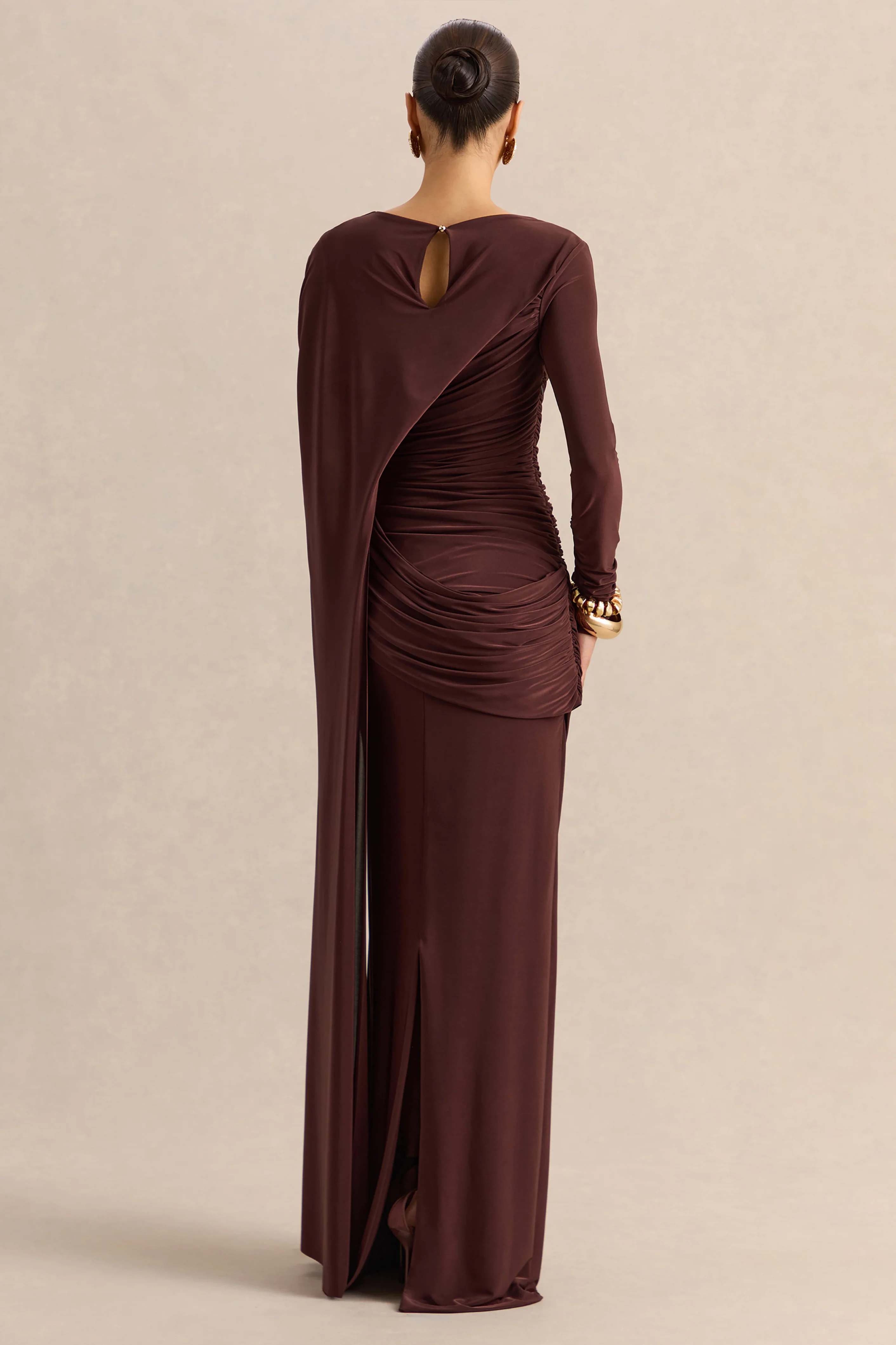 Orintha | Bruine Boot Hals Maxi Jurk Met Cape En Goud Detail - Image 2