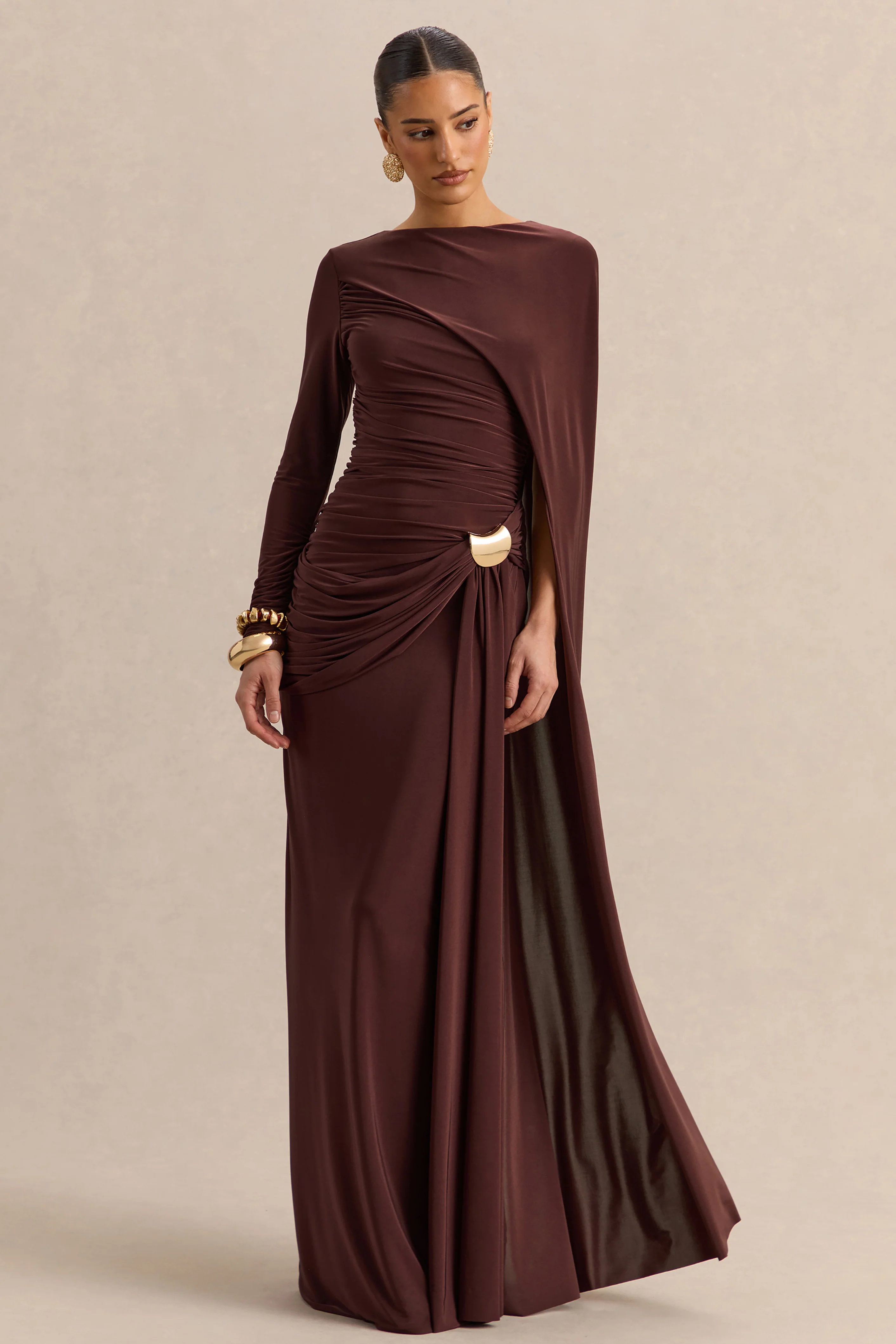 Orintha | Bruine Boot Hals Maxi Jurk Met Cape En Goud Detail - Image 4