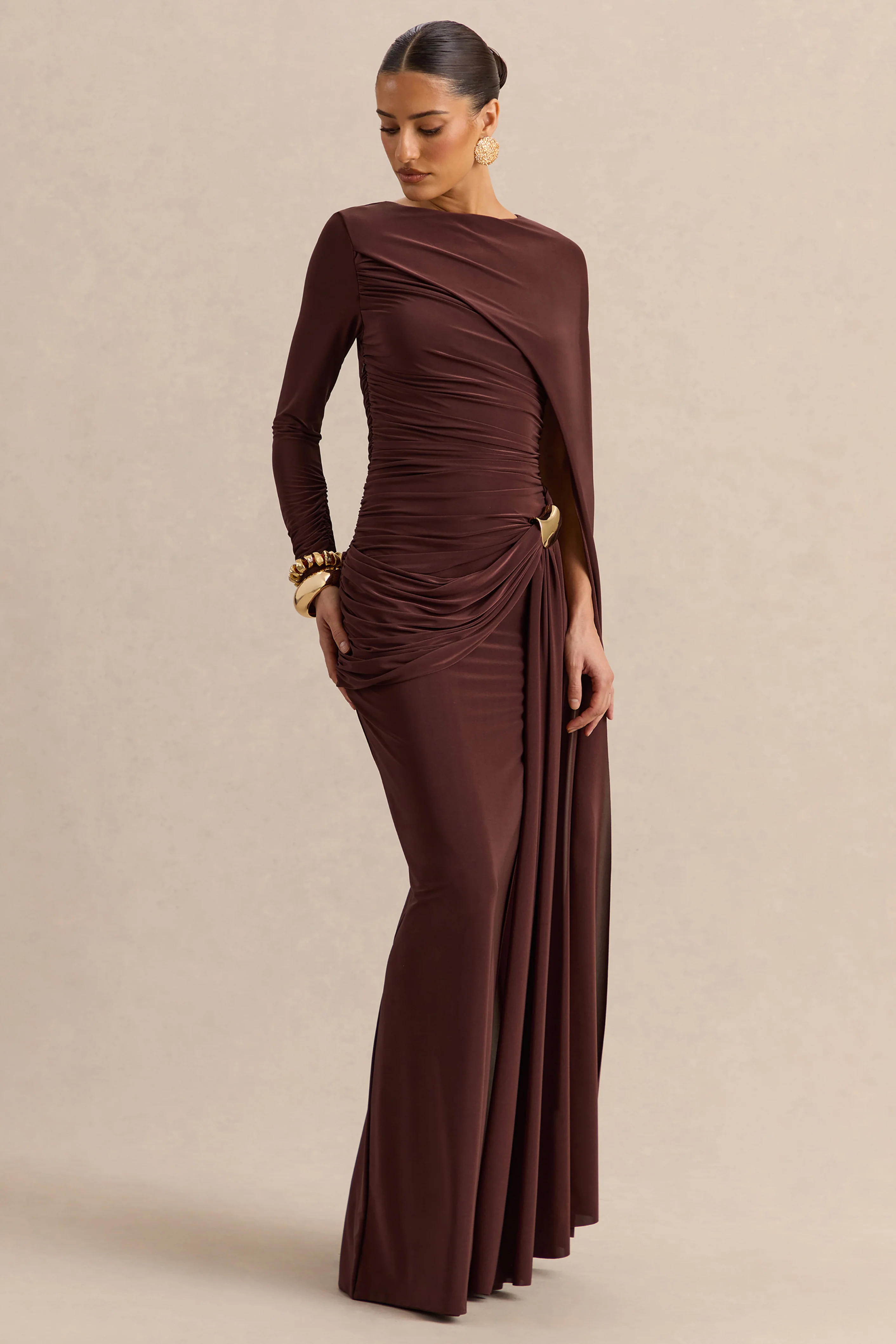 Orintha | Bruine Boot Hals Maxi Jurk Met Cape En Goud Detail - Image 5