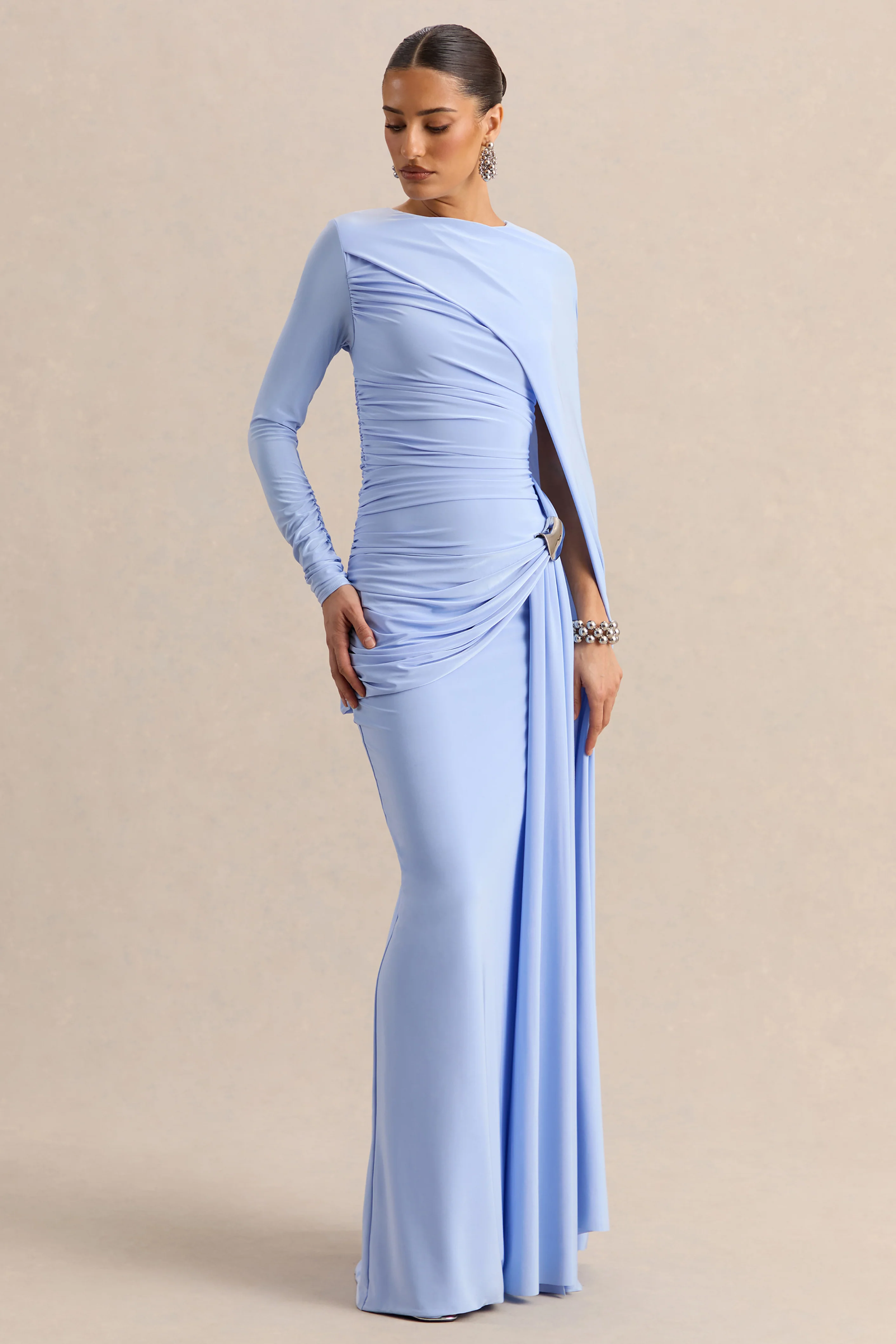 Orintha | Poederblauwe Wijde Hals Maxi Jurk Met Cape En Gouden Detail