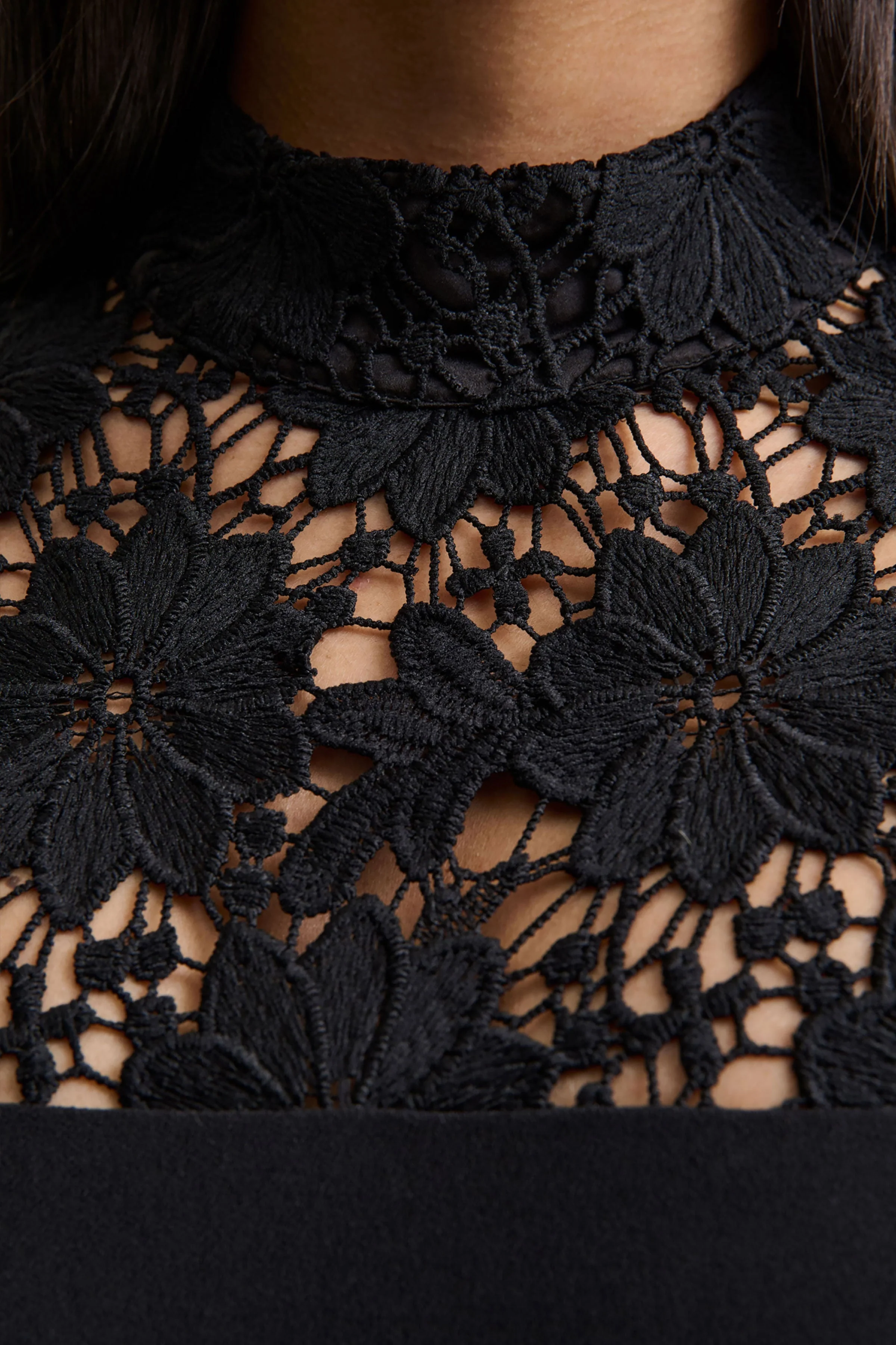 Orlina | Zwarte Hoge Hals Jumpsuit met Kanten Details - Image 6