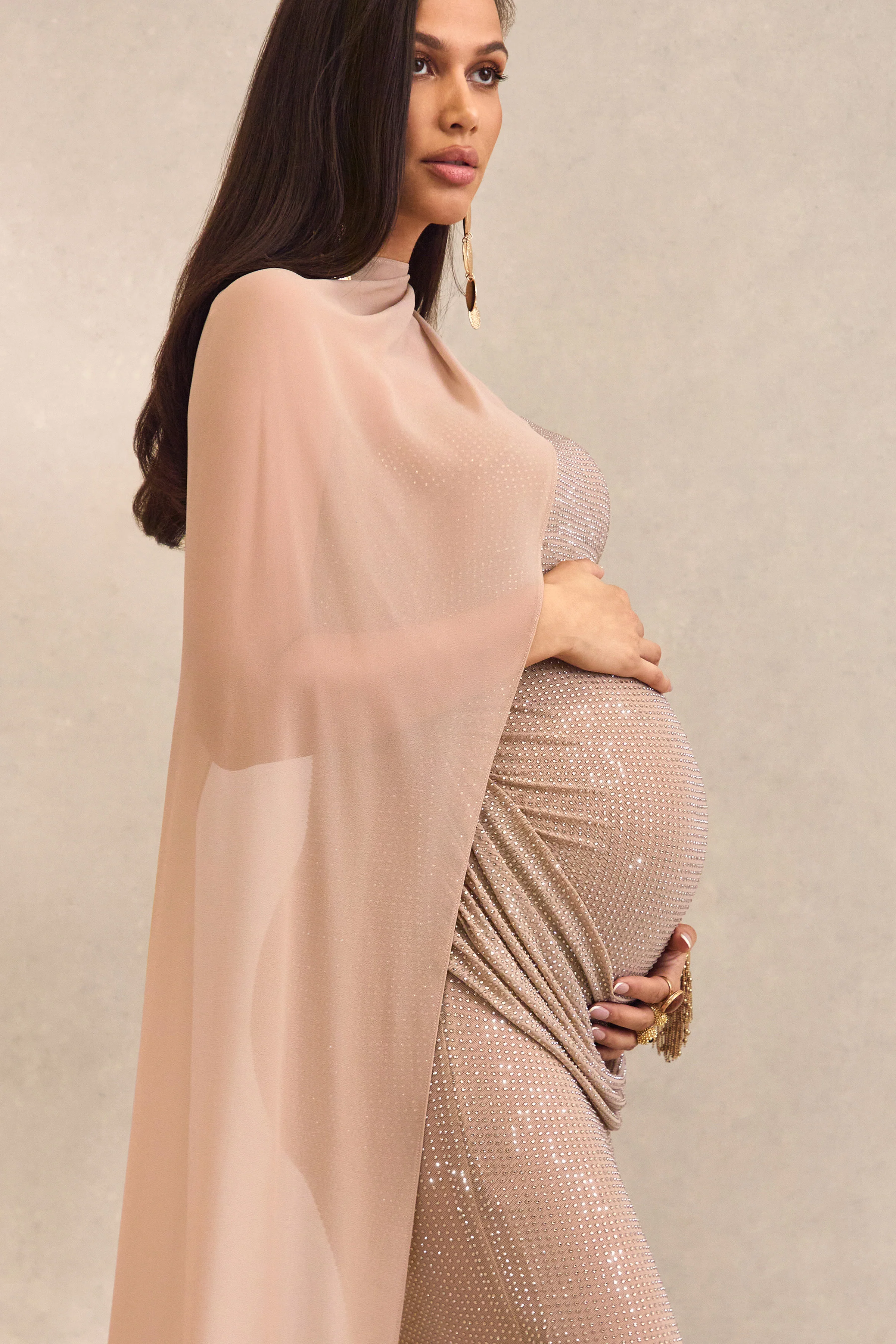 Ottoline | Champagne Zwangerschaps Maxi Jurk Met Asymmetrische Hals En Doorschijnend Cape Detail - Image 6