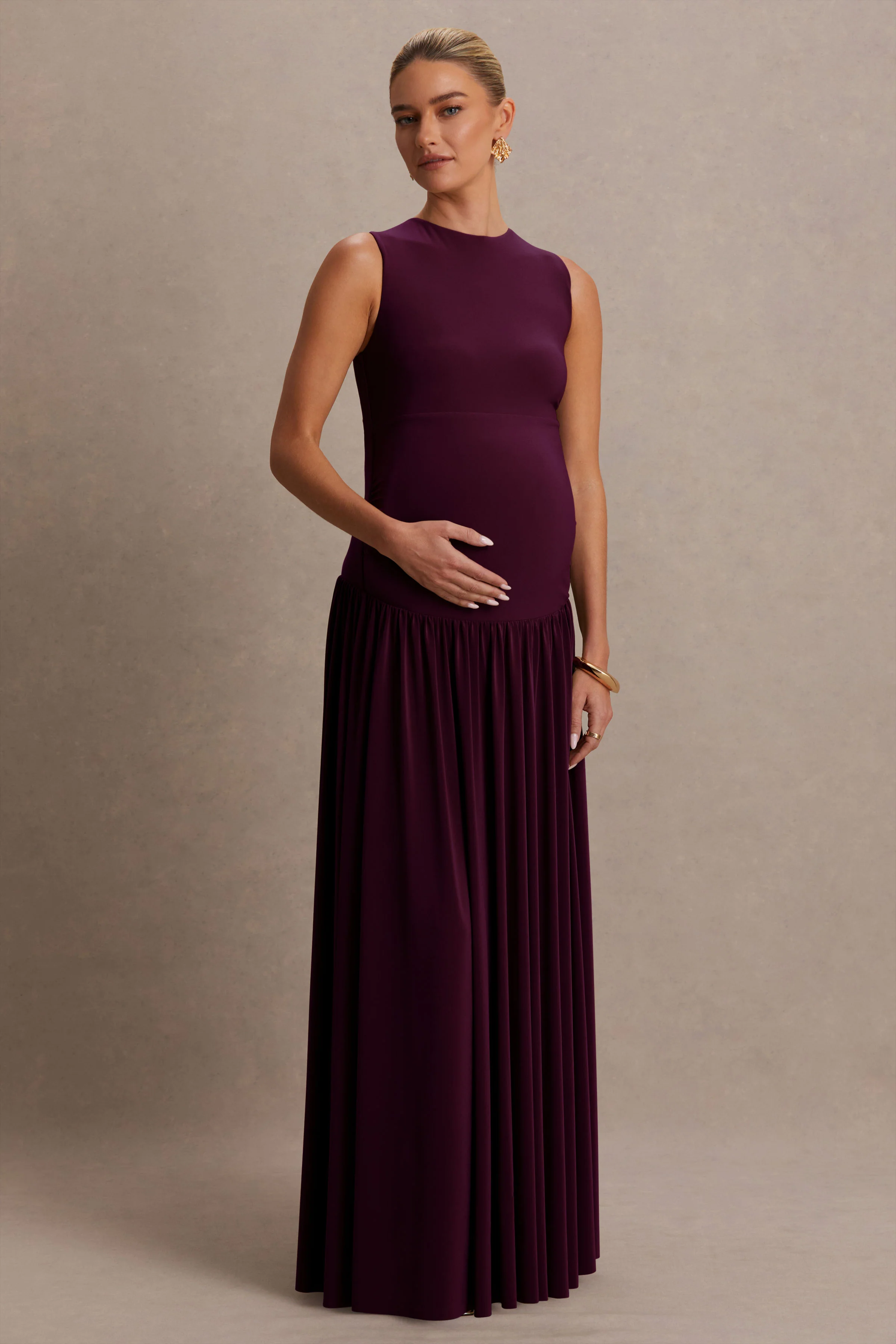 Outline | Bordeaux Zwangerschaps Maxi Jurk Met Ronde Hals En Geplooide Rok - Image 4