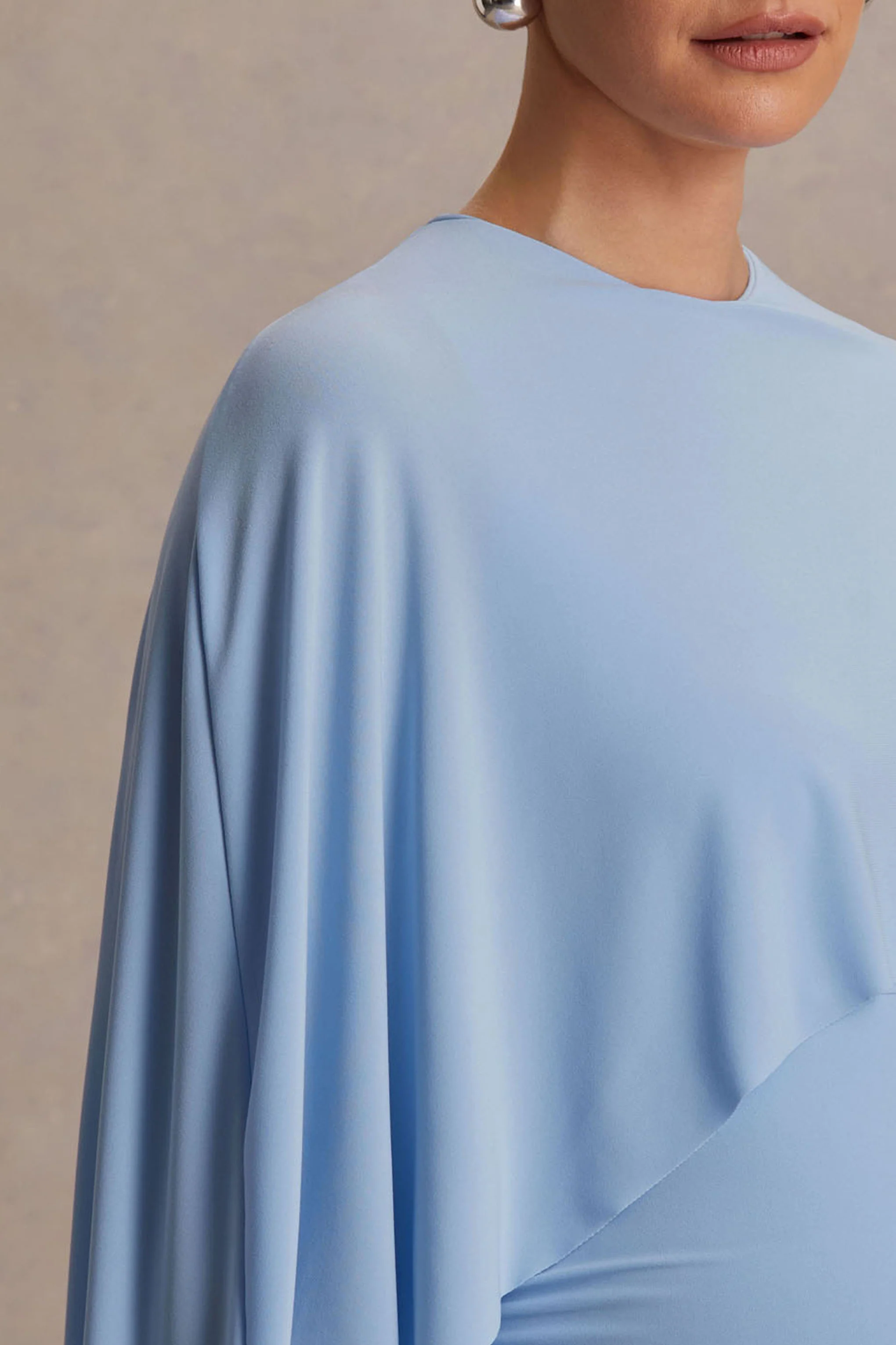Padma | Poederblauwe Draperende Zwangerschaps Maxi Jurk Met Cape Mouwen - Image 3