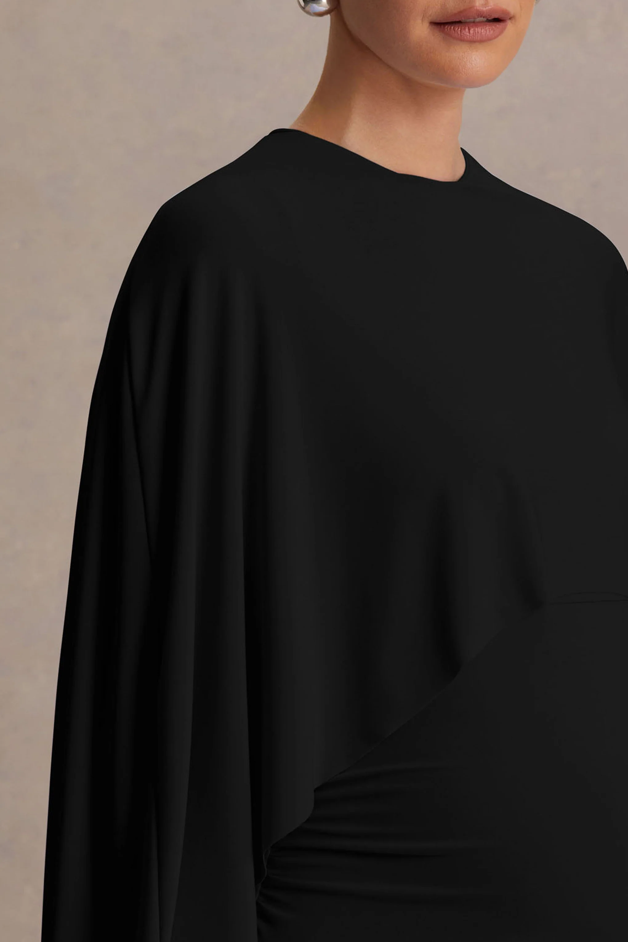 Padma | Zwarte Draperende Zwangerschaps Maxi Jurk Met Cape Mouwen - Image 3
