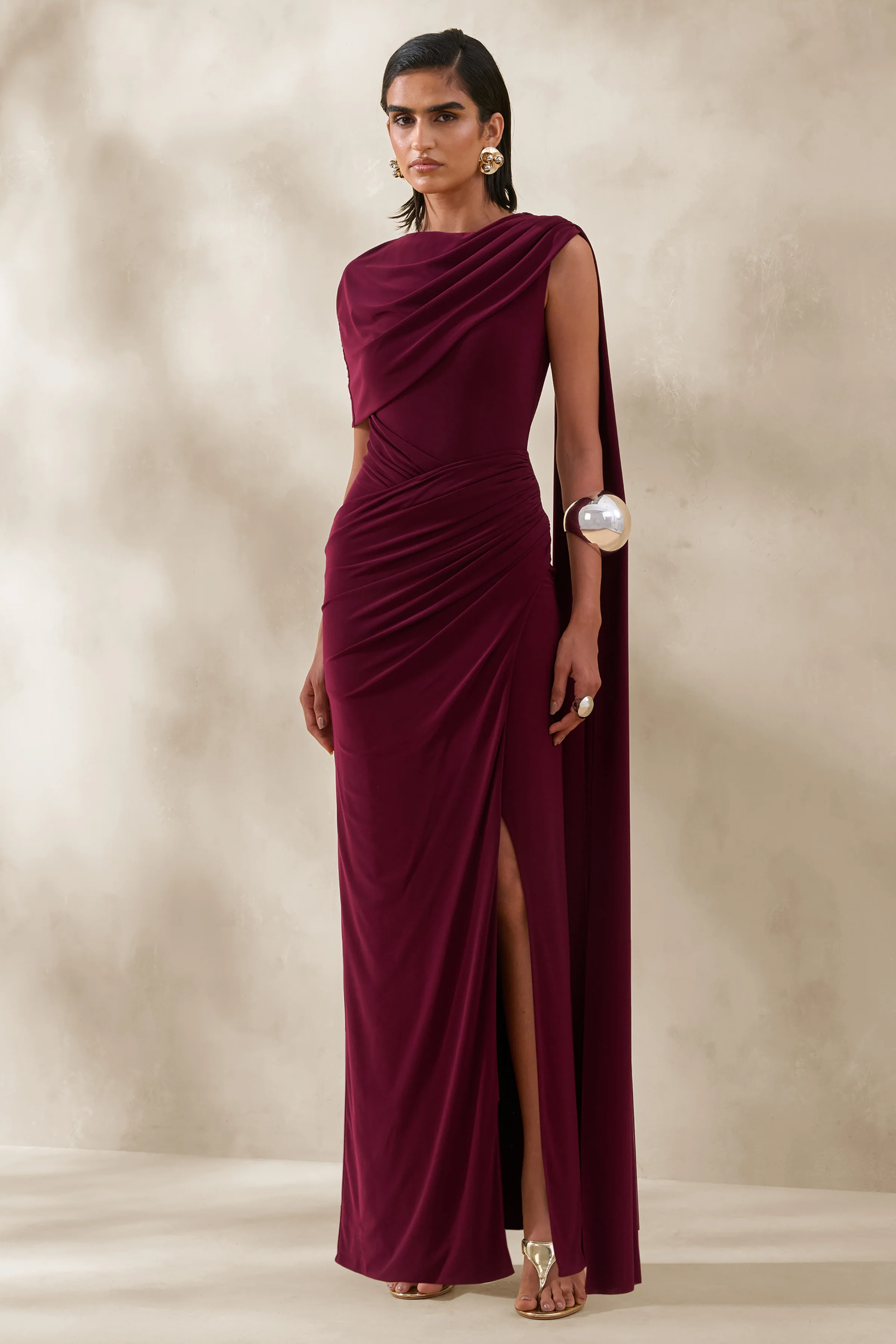 Palomara | Bordeaux Ronde Hals Maxi Jurk Met Ceintuur En Hoge Voorsplit