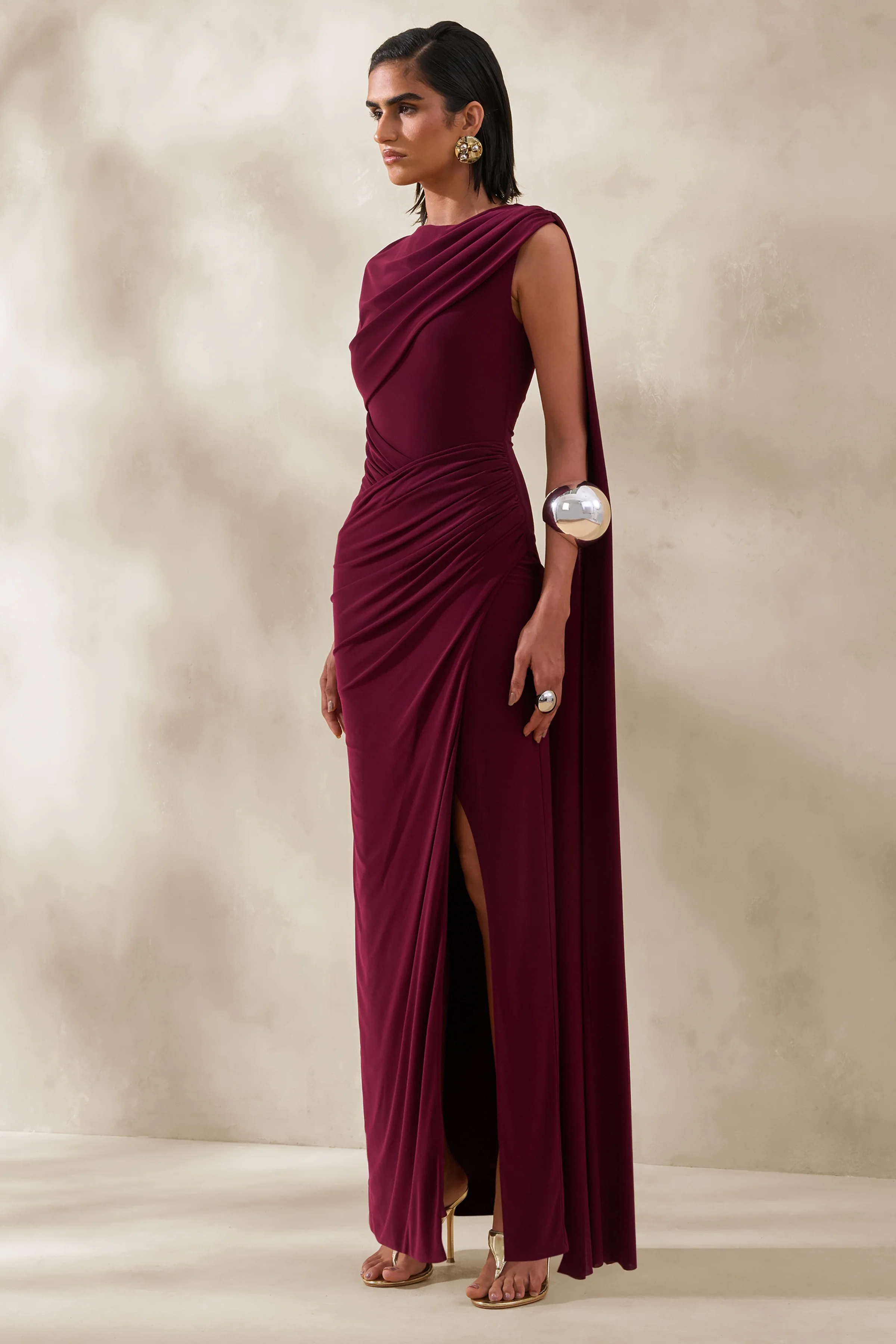 Palomara | Bordeaux Ronde Hals Maxi Jurk Met Ceintuur En Hoge Voorsplit - Image 4