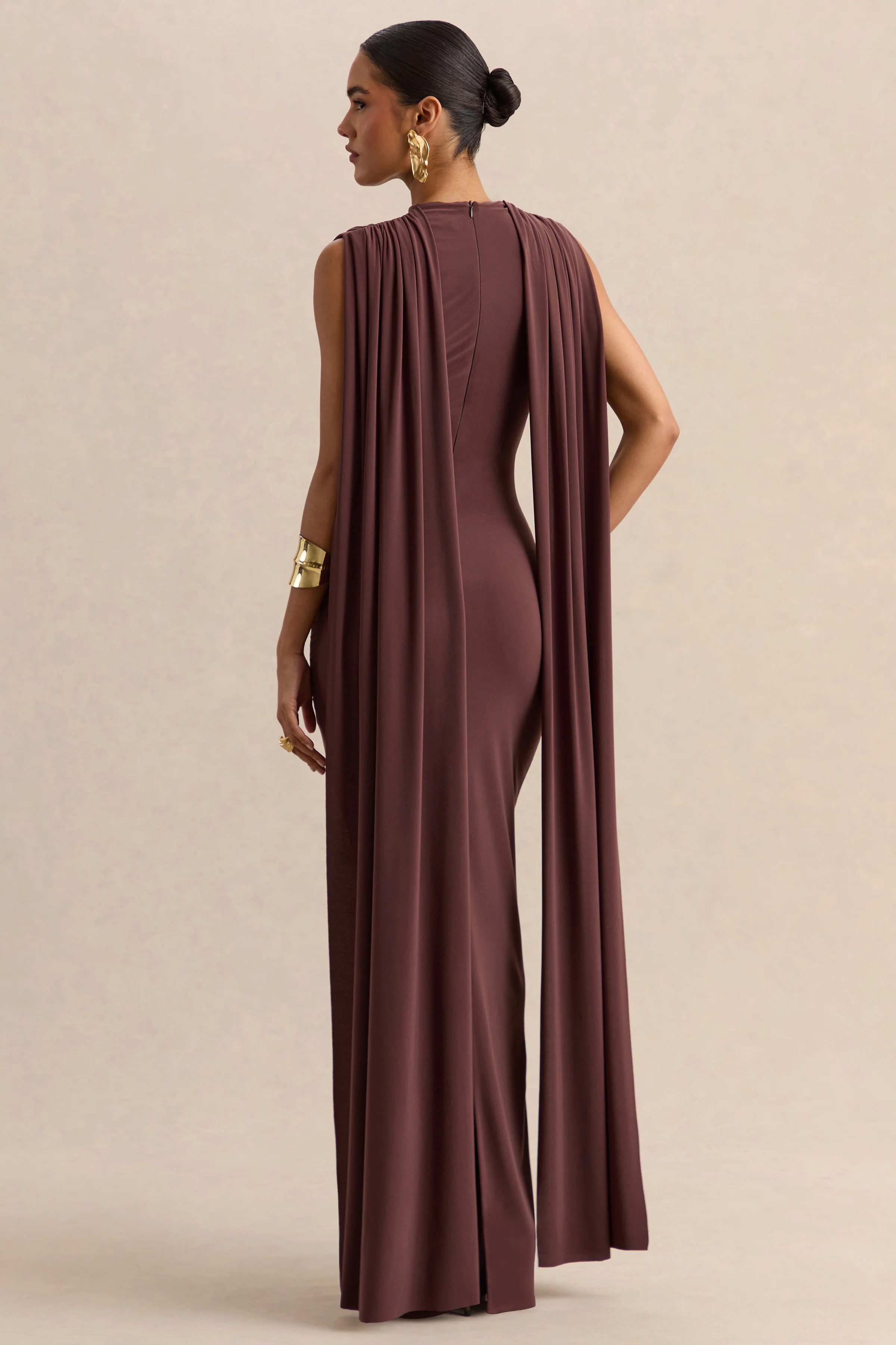 Patrina | Bruine Hoge Hals Maxi Jurk Met Draperende Details En Cape Mouwen - Image 2