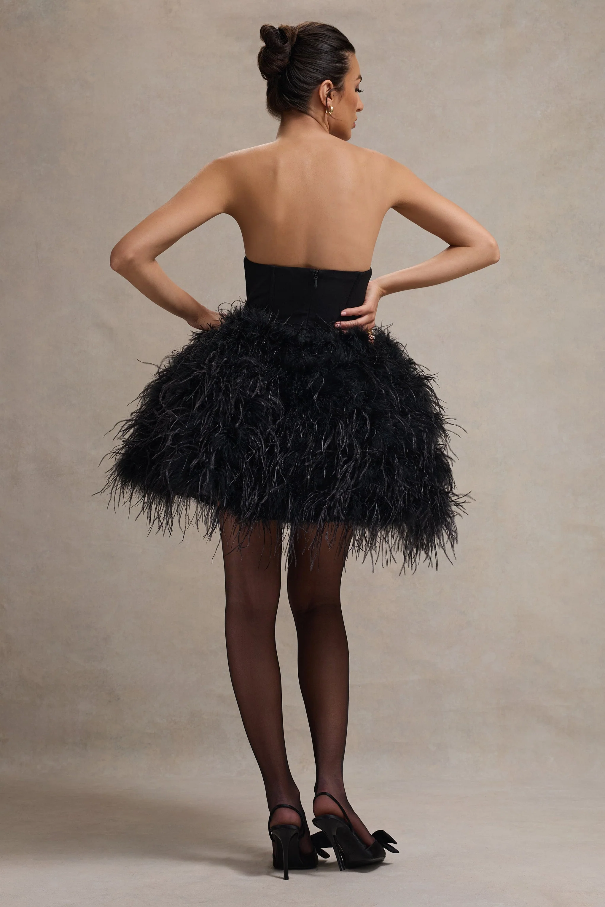 Peaches | Zwarte Strapless Mini Jurk Met Volumineuze Veren Zoom - Image 2