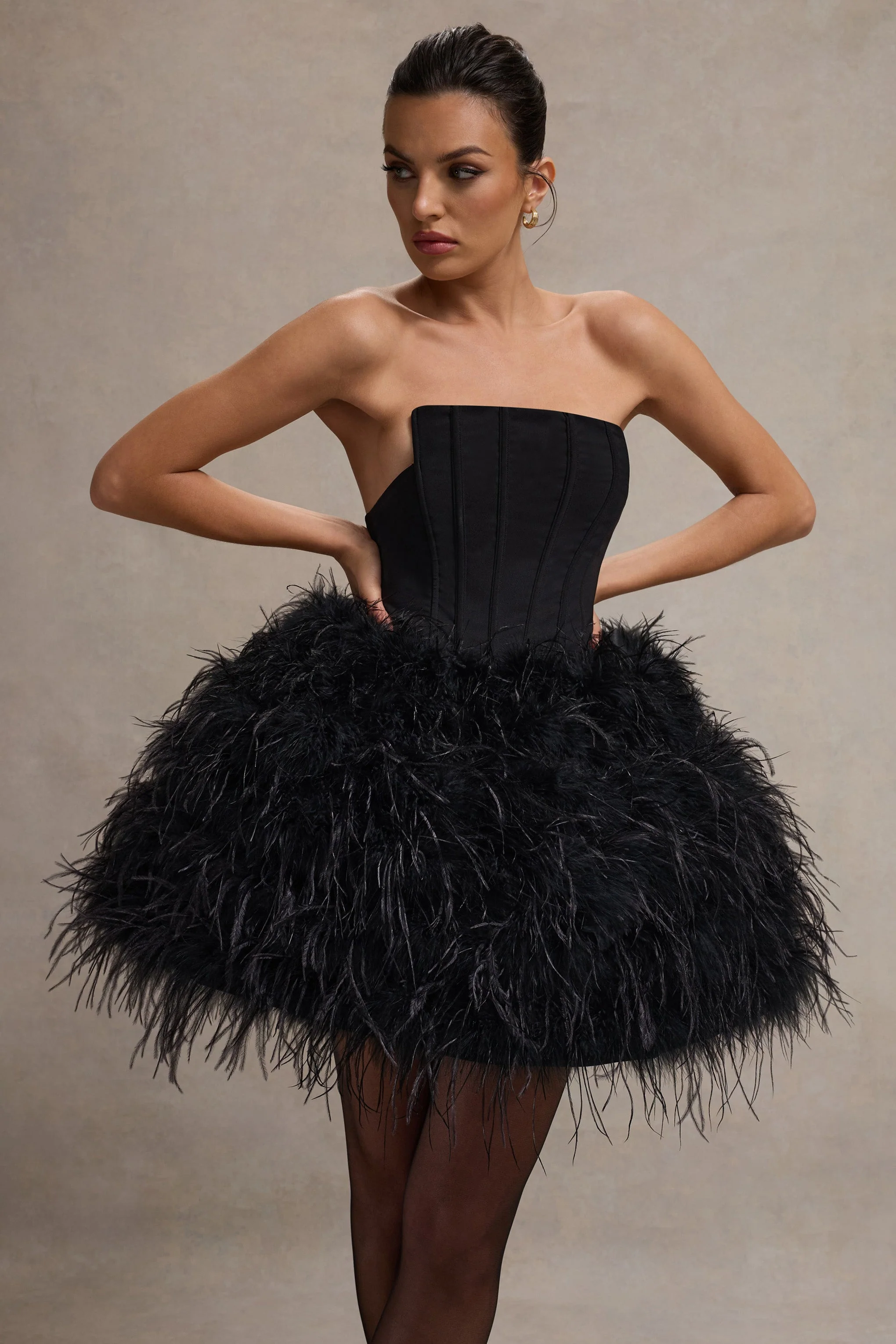 Peaches | Zwarte Strapless Mini Jurk Met Volumineuze Veren Zoom - Image 3