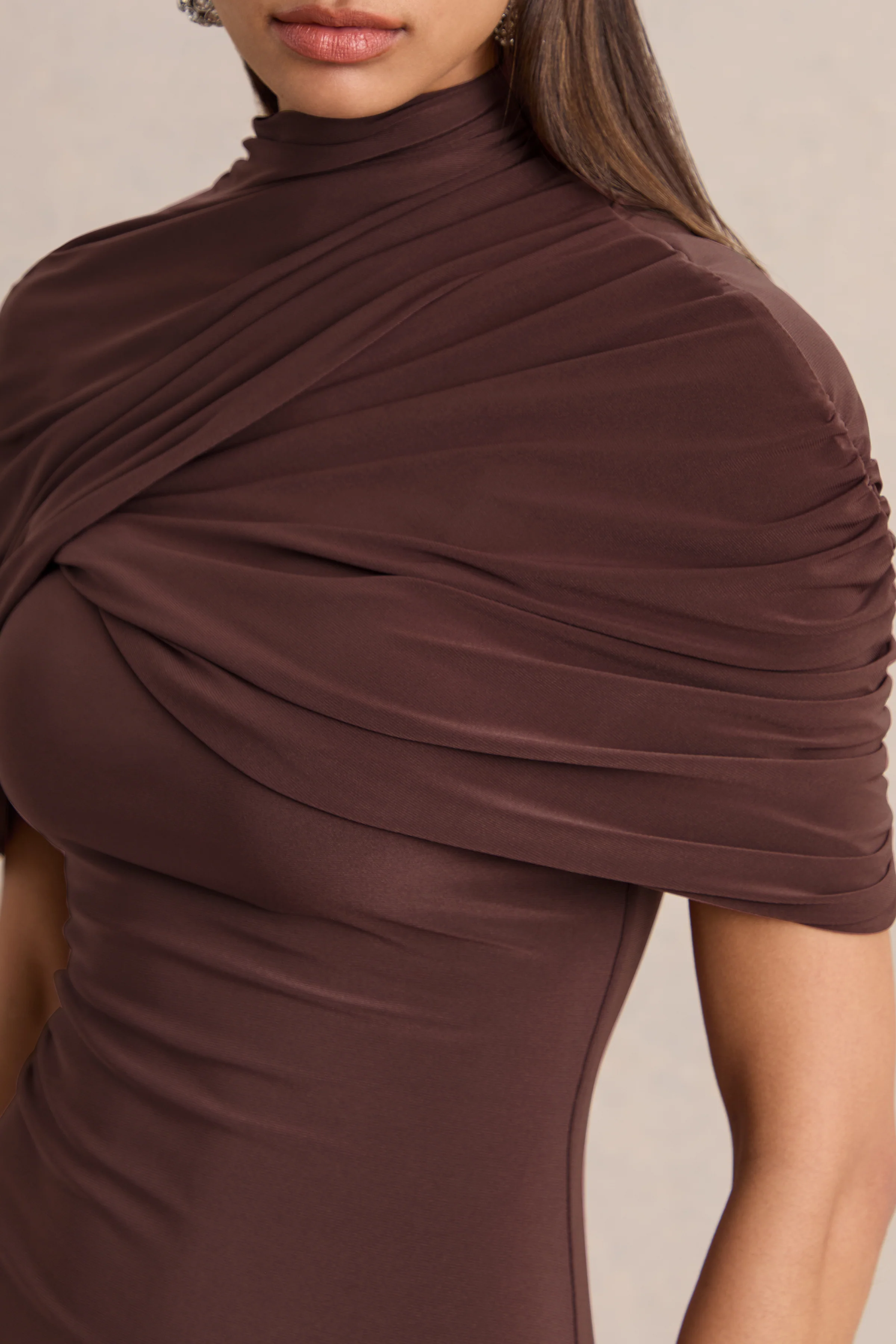 Perdi | Bruine Bodycon Mini Jurk Met Gedraaide Cape - Image 6
