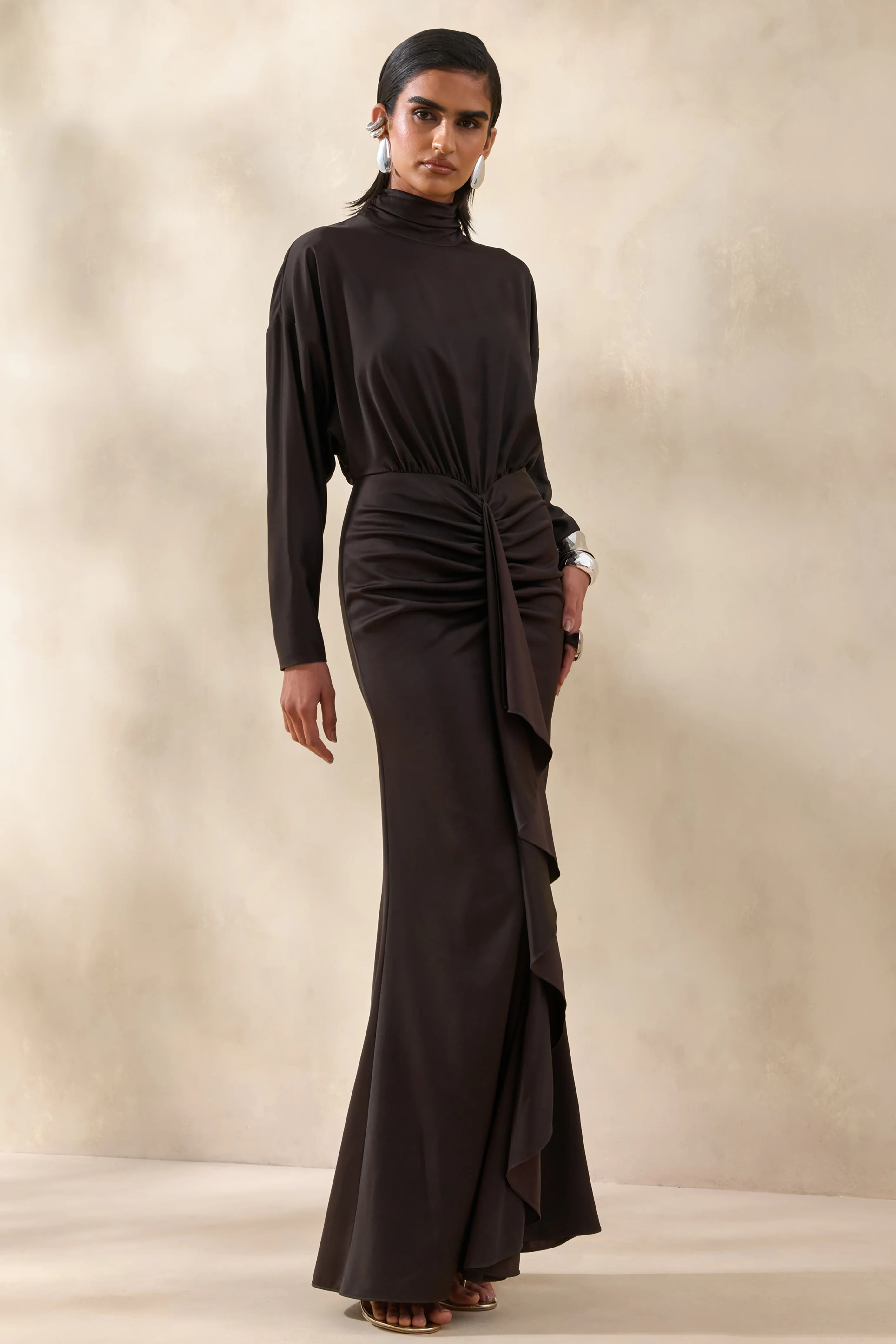 Perla | Donkerbruine Hoge Hals Maxi Jurk Met Geplooide details